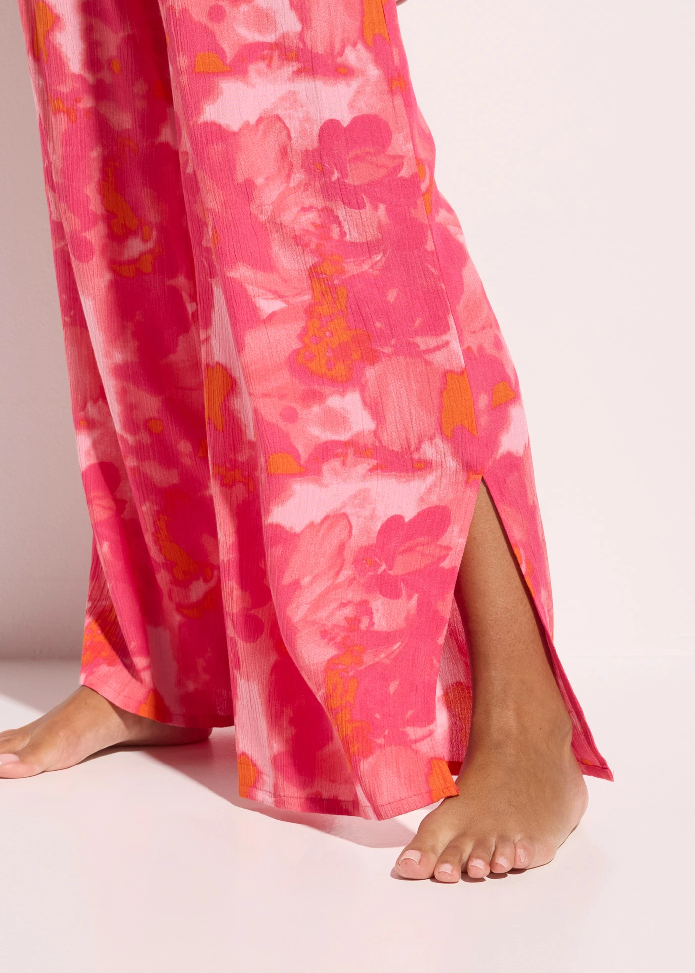 Pantaloni de plajă din material texturat • corai-pink • magazin bonprix