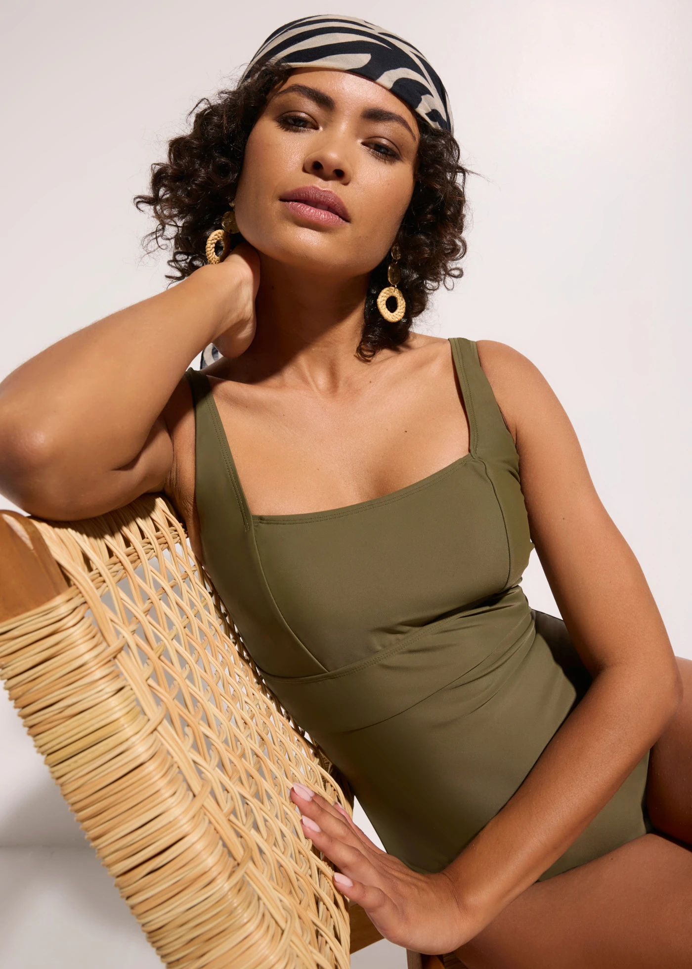 Maillot 1 pièce sculptant à encolure carrée, maintien modéré • olive foncé • Boutique bonprix