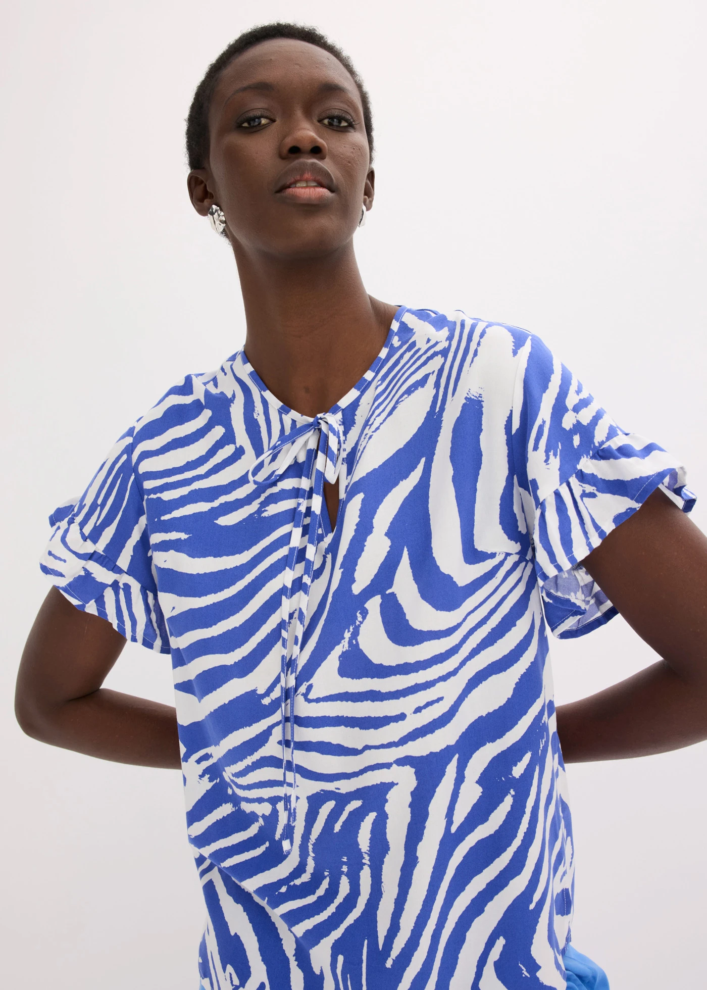 Tunique ample en viscose • blanc/bleu brillant imprimé zèbre • Boutique bonprix