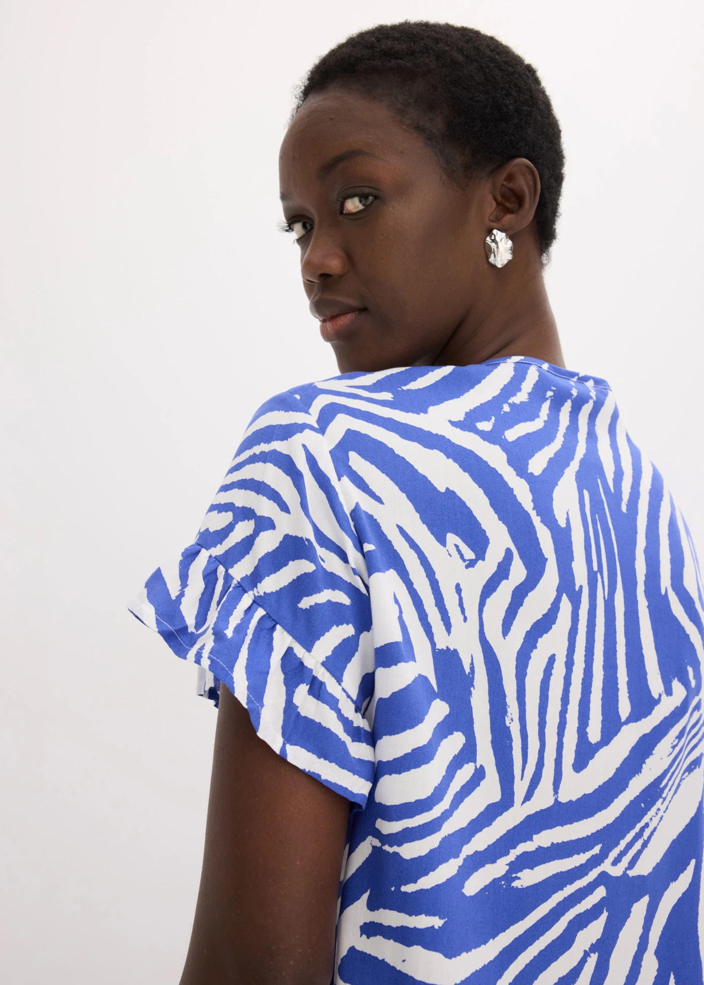 Soepelvallende tuniek van viscose • wit-edelsteenblauw zebraprint • bonprix online shop