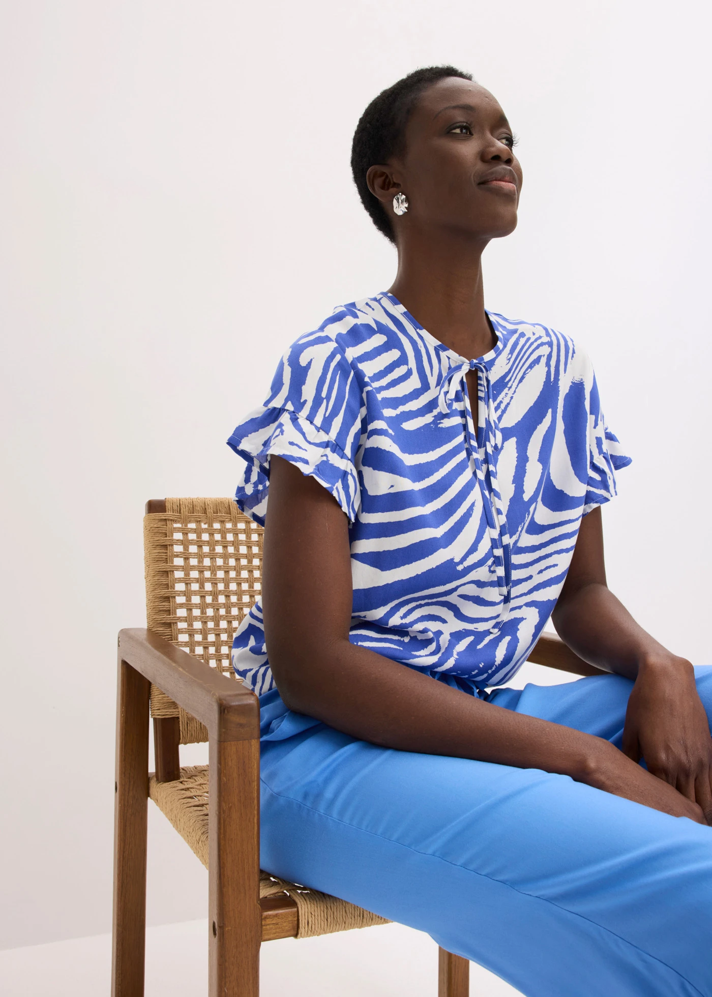 Tunique ample et fluide en viscose • blanc/bleu brillant zèbre • product-page.page-title-suffix