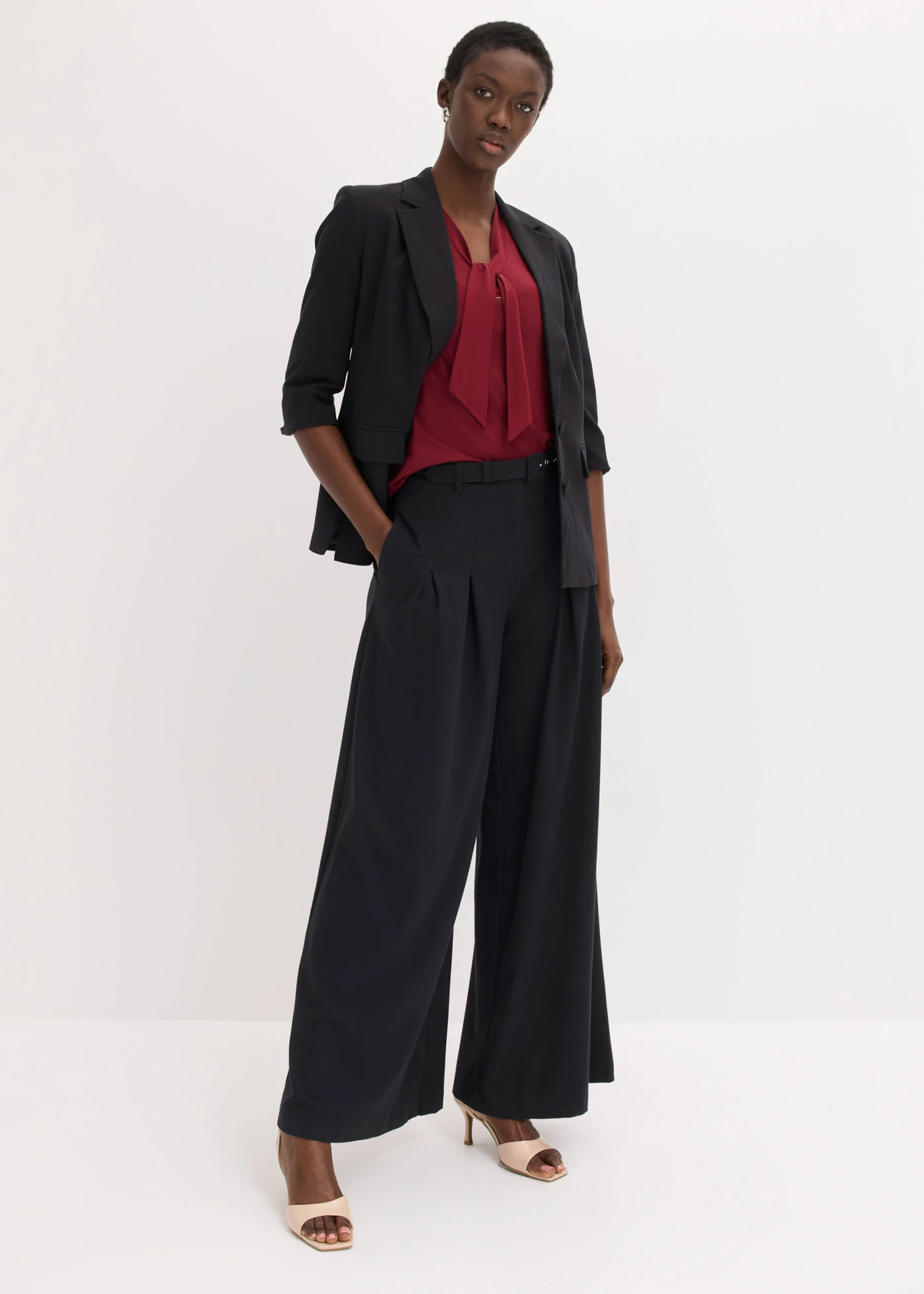 Top à col lavallière • rouge rubis • Boutique bonprix