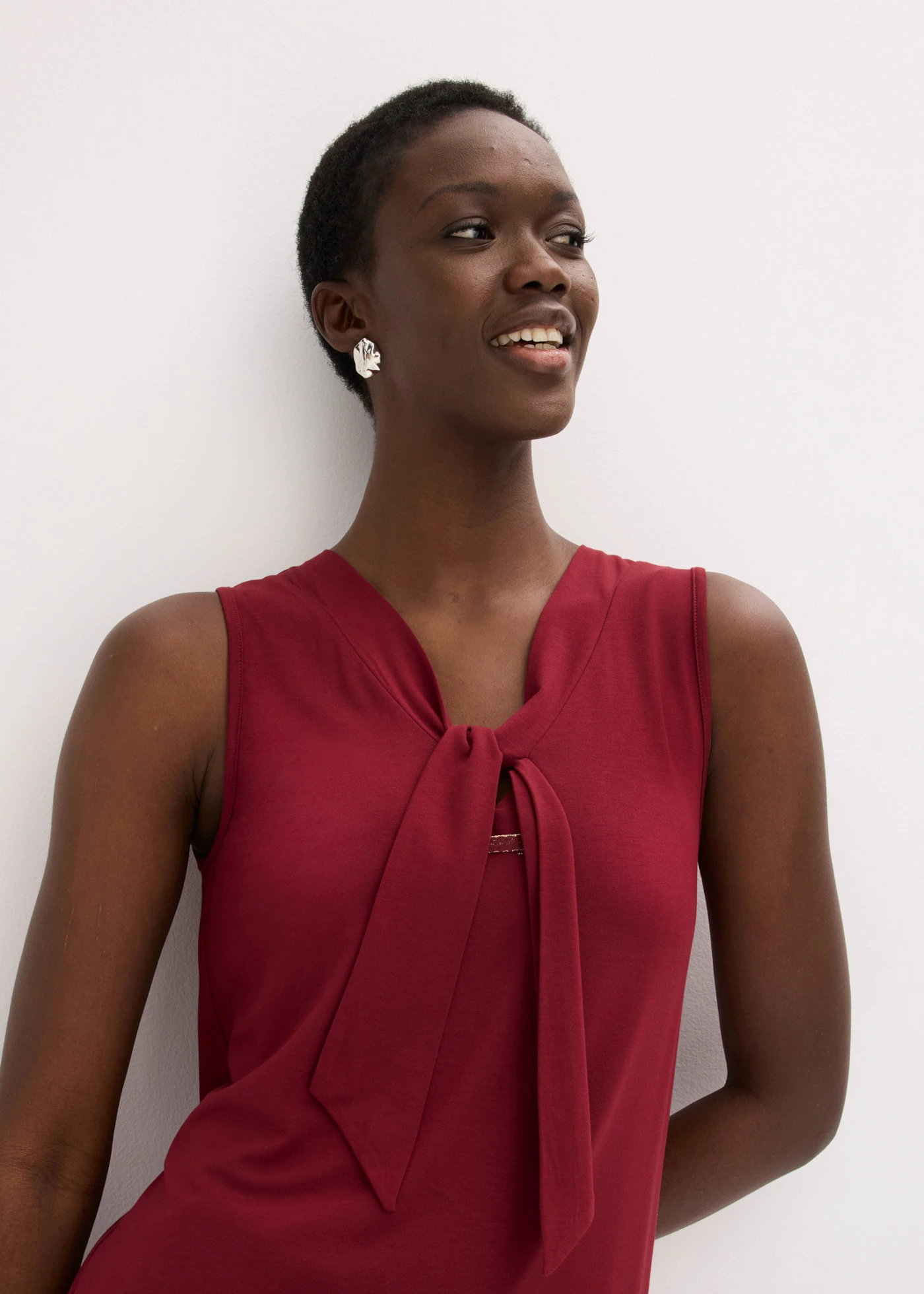 Top à col lavallière • rouge rubis • Boutique bonprix