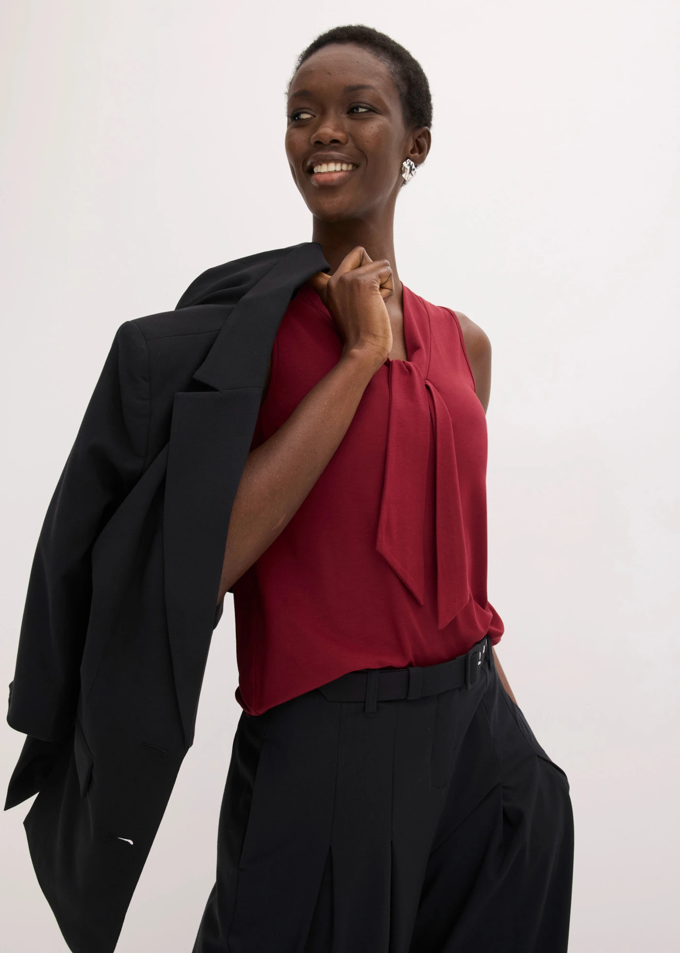 Top à col lavallière • rouge rubis • Boutique bonprix