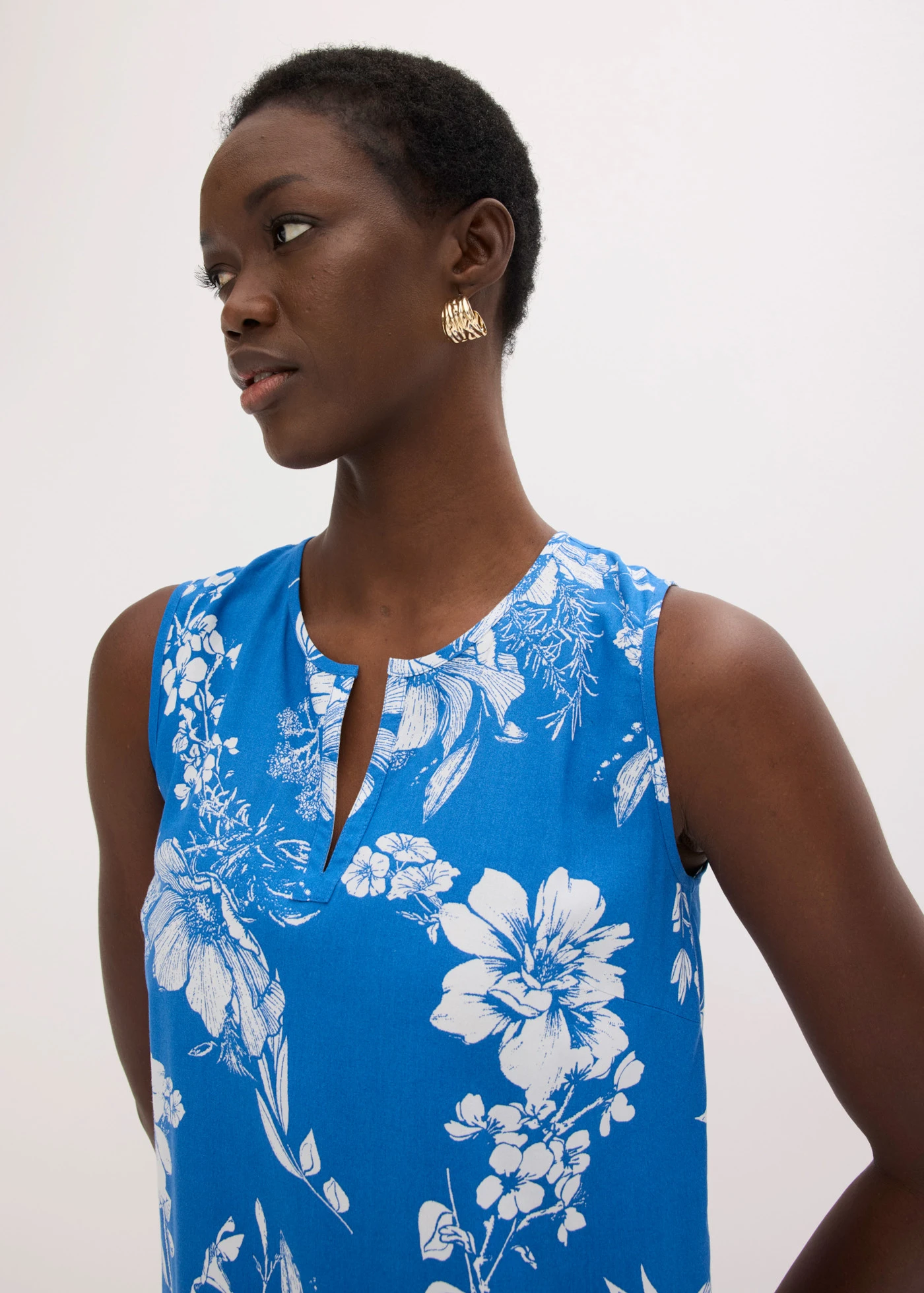 Viscose blousetop • wolwit-blauw gebloemd • product-page.page-title-suffix