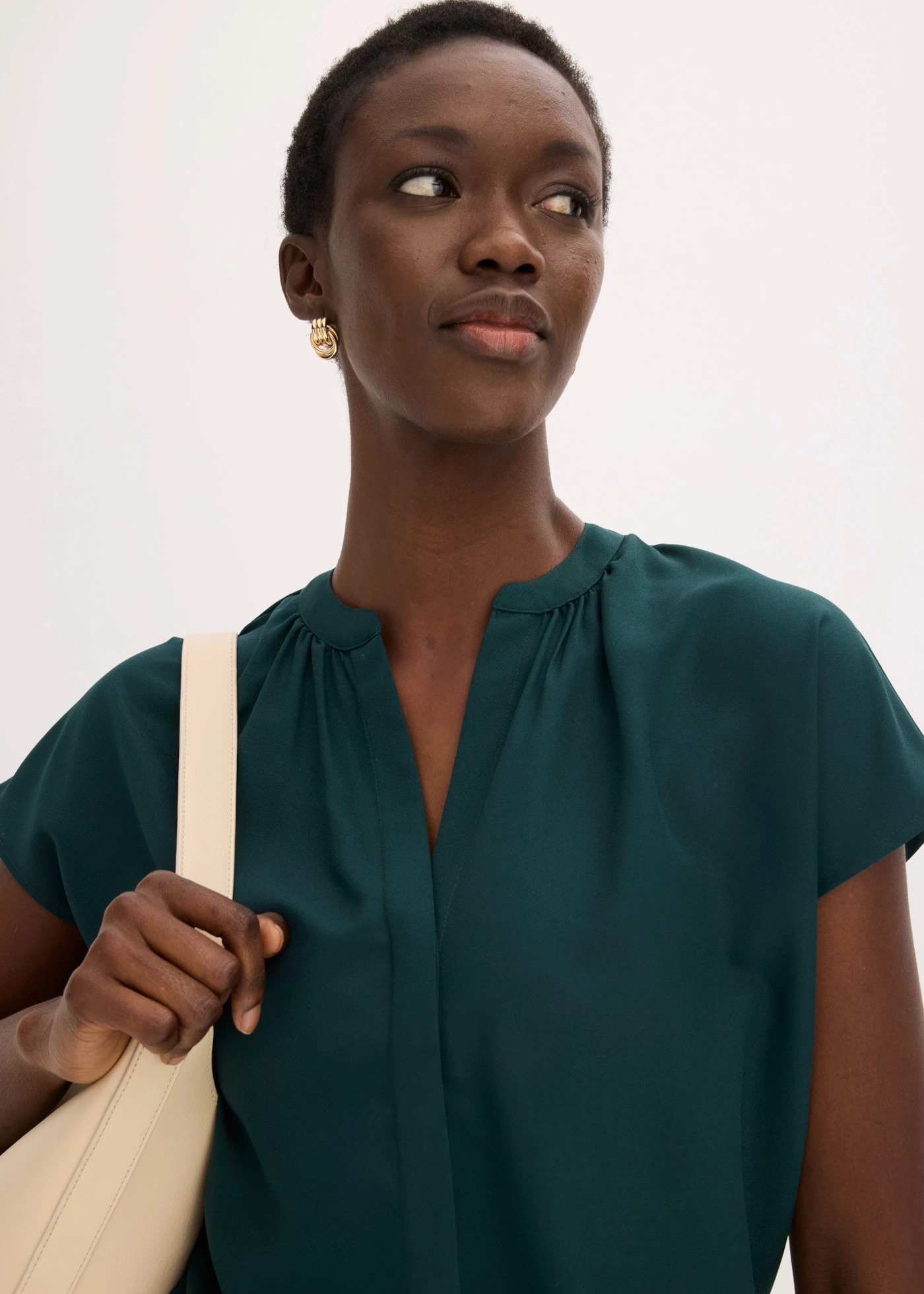 Blouse met korte mouwen en blinde knoopsluiting • diepgroen • bonprix online shop