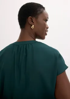 Chemisier manches courtes à boutonnage invisible • vert profond • Boutique bonprix