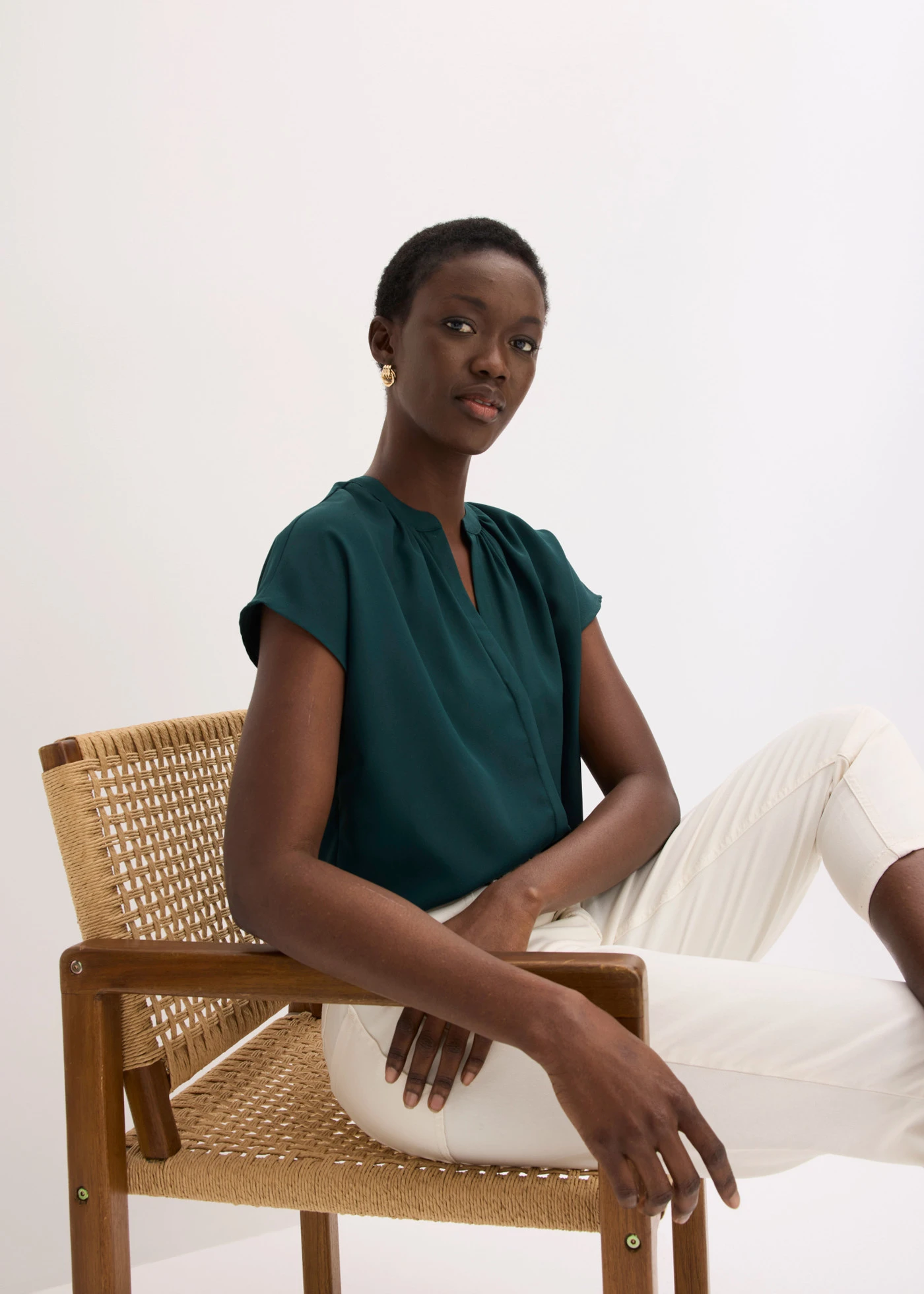 Chemisier manches courtes à boutonnage invisible • vert profond • Boutique bonprix