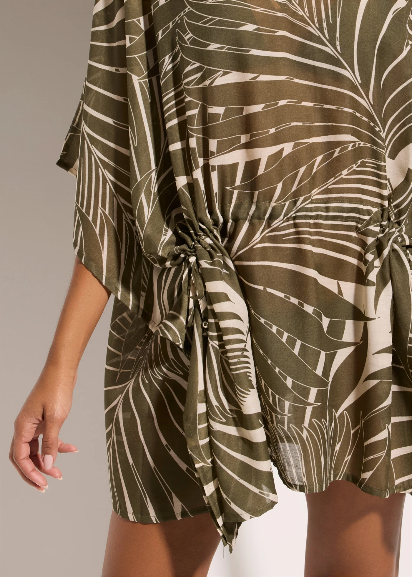 Oversized strandtuniek • donkerolijfgroen-beige gebloemd • product-page.page-title-suffix
