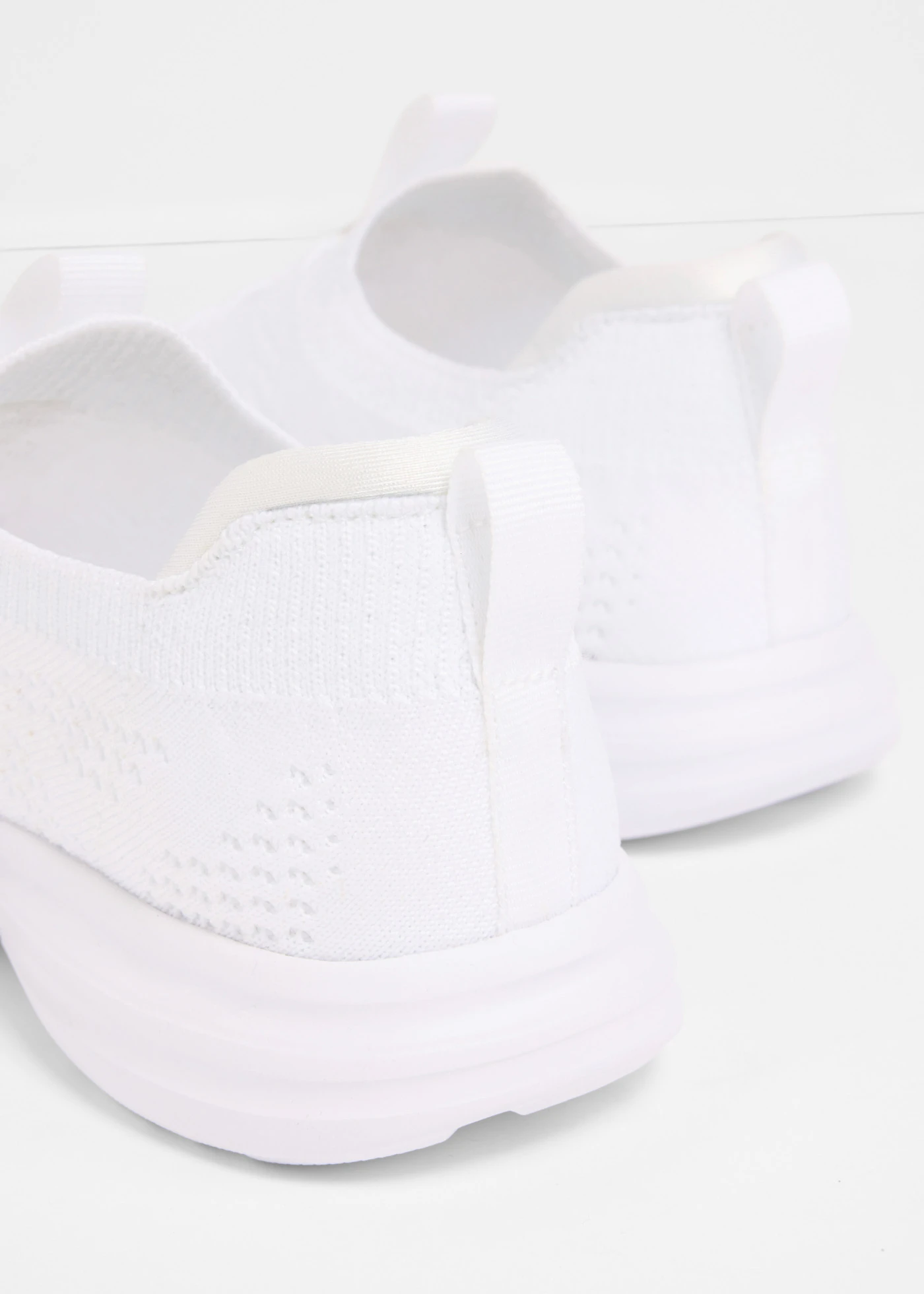 Tenisky slip on, z mäkkého materiálu • biela • obchod bonprix