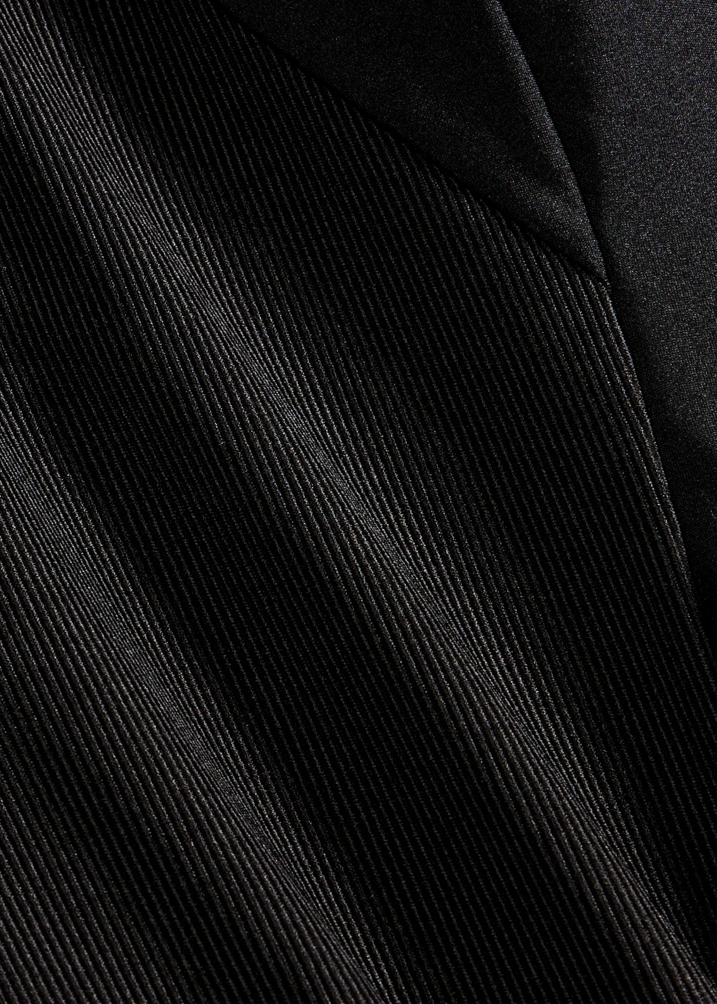 Costum de baie cu efect de modelare mediu, din material lucios • negru • magazin bonprix
