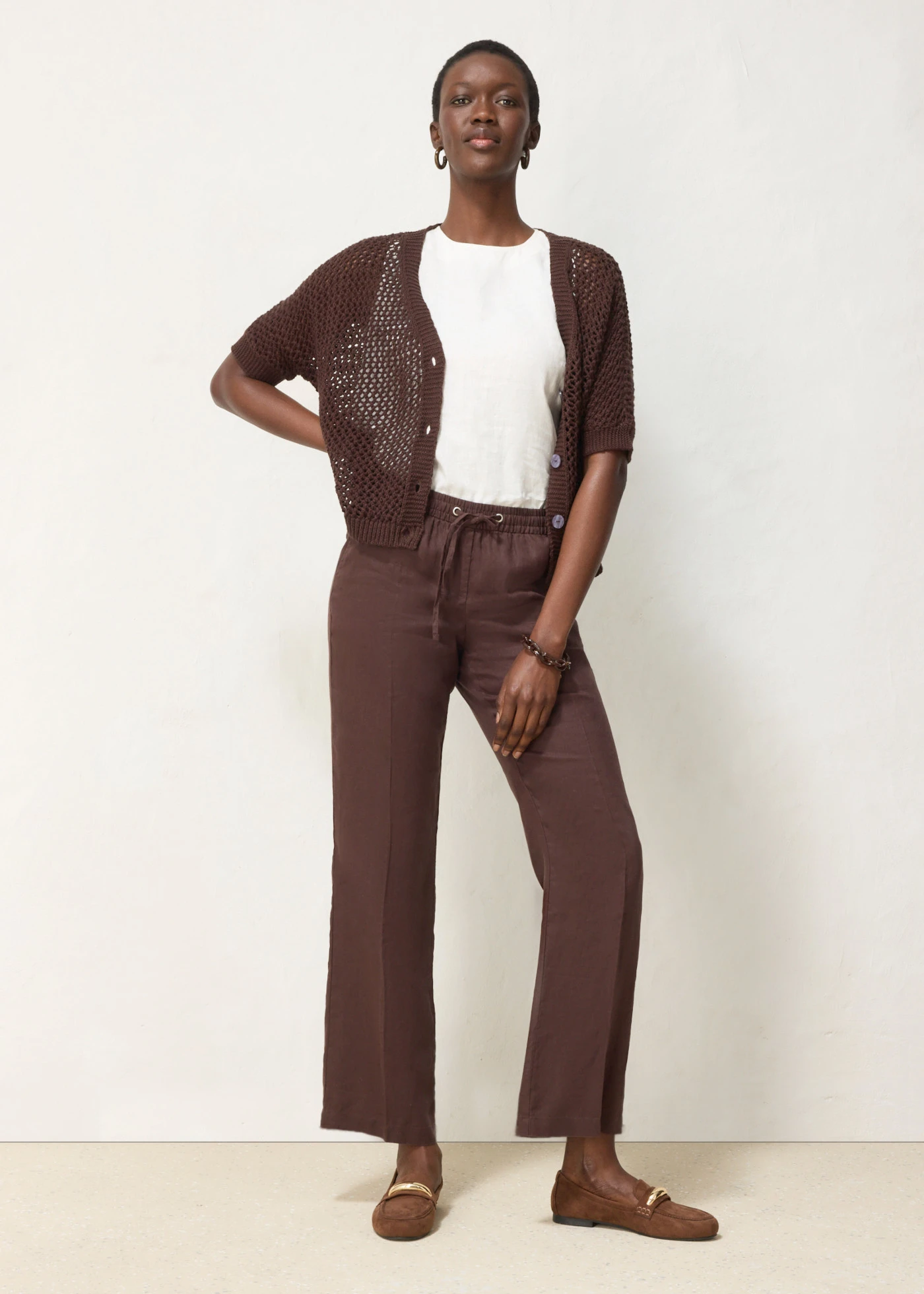 Pantaloni cu elastic și șiret în talie, din in 100% • maro închis • magazin bonprix