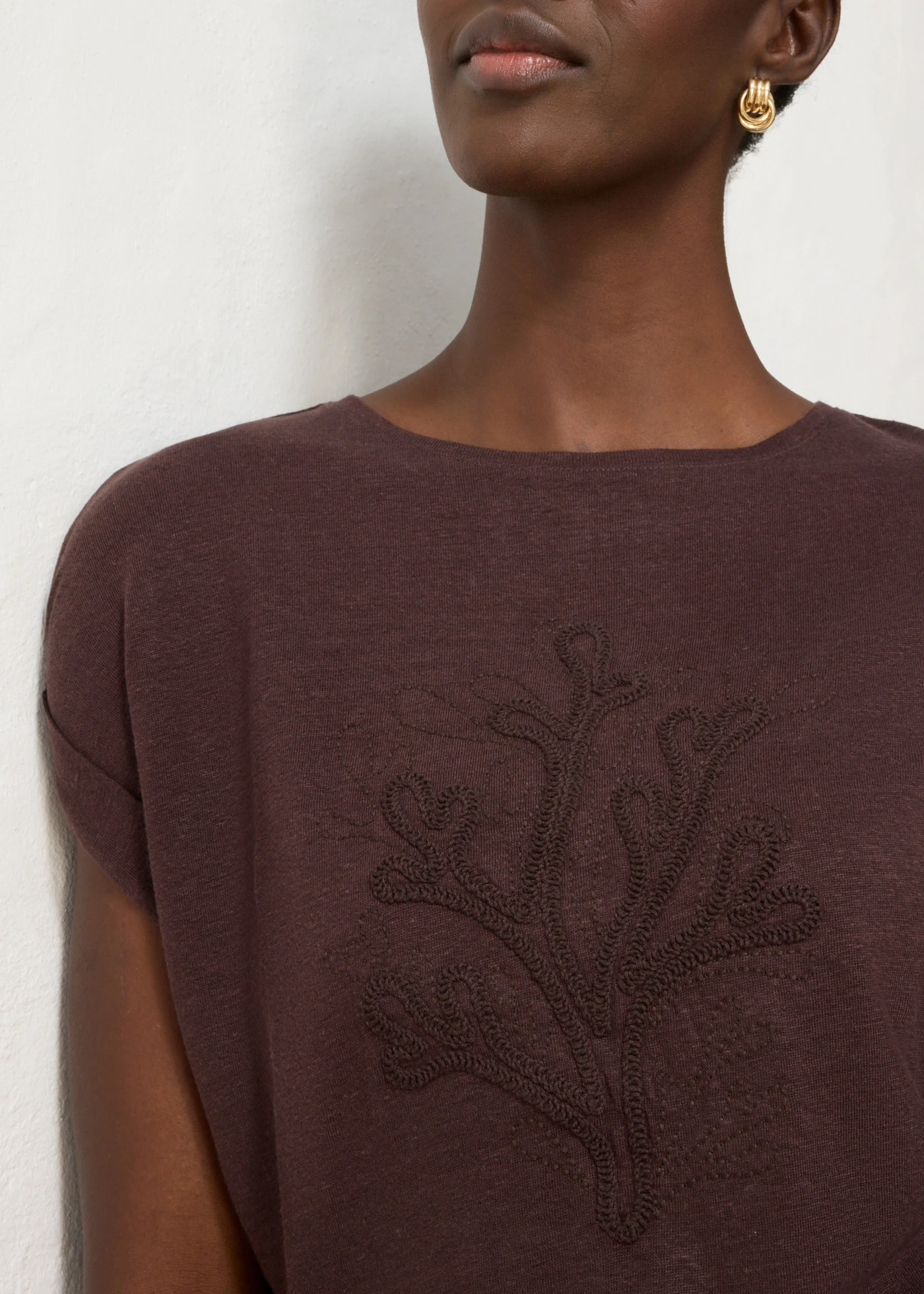 Tricou din in 100% cu broderie • maro închis • magazin bonprix