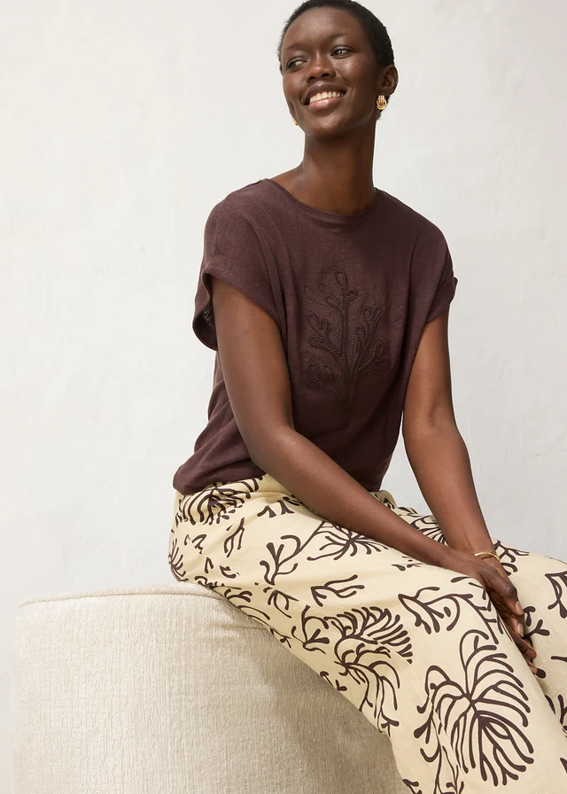Tricou din in 100% cu broderie • maro închis • magazin bonprix