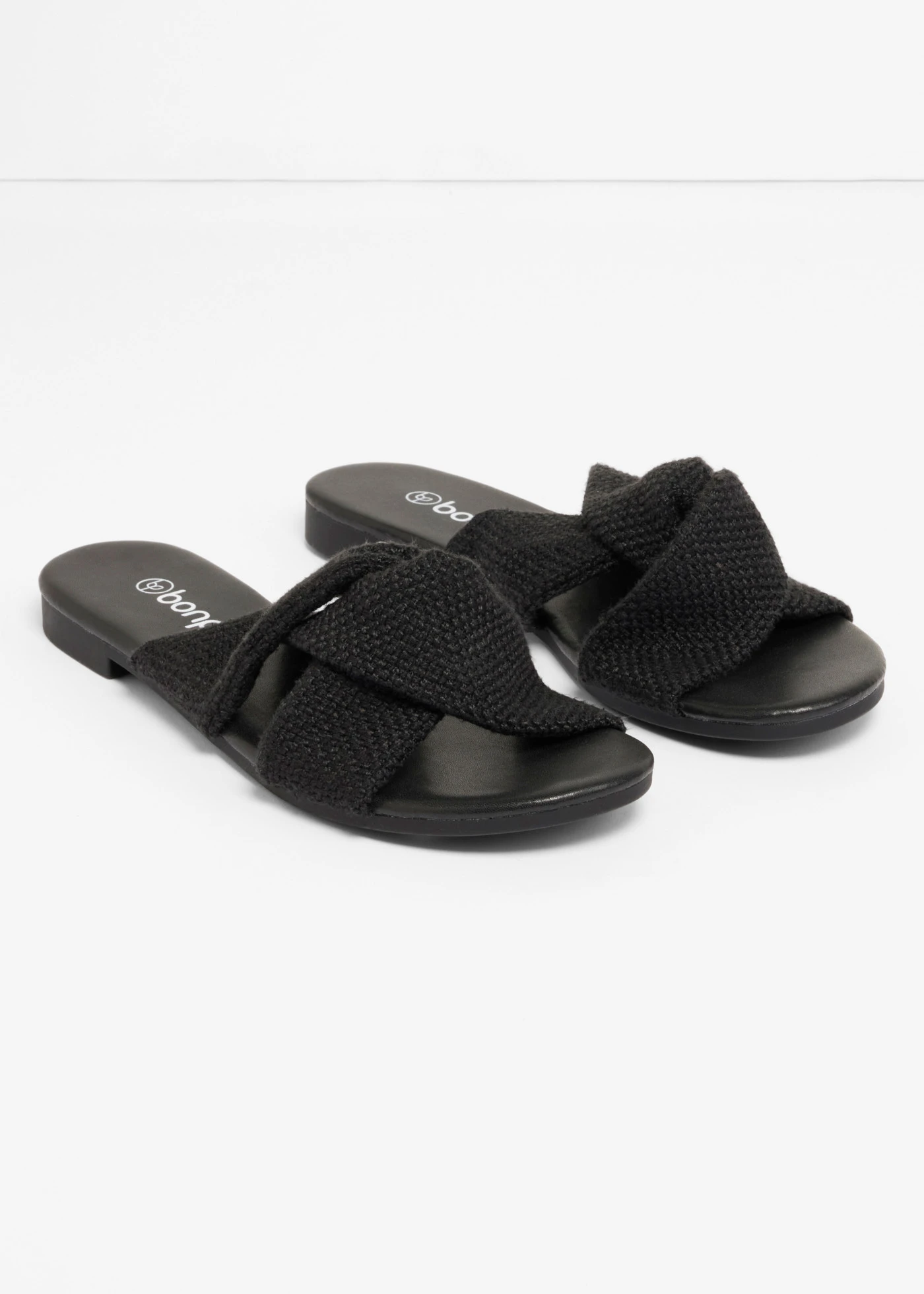 Slippers met een knoopdetail • zwart • bonprix online shop