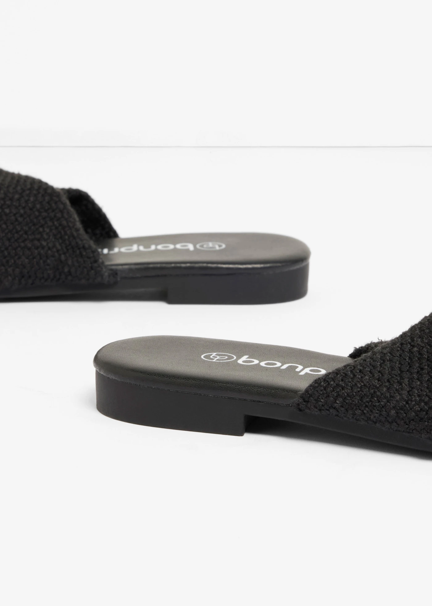 Slippers met een knoopdetail • zwart • bonprix online shop