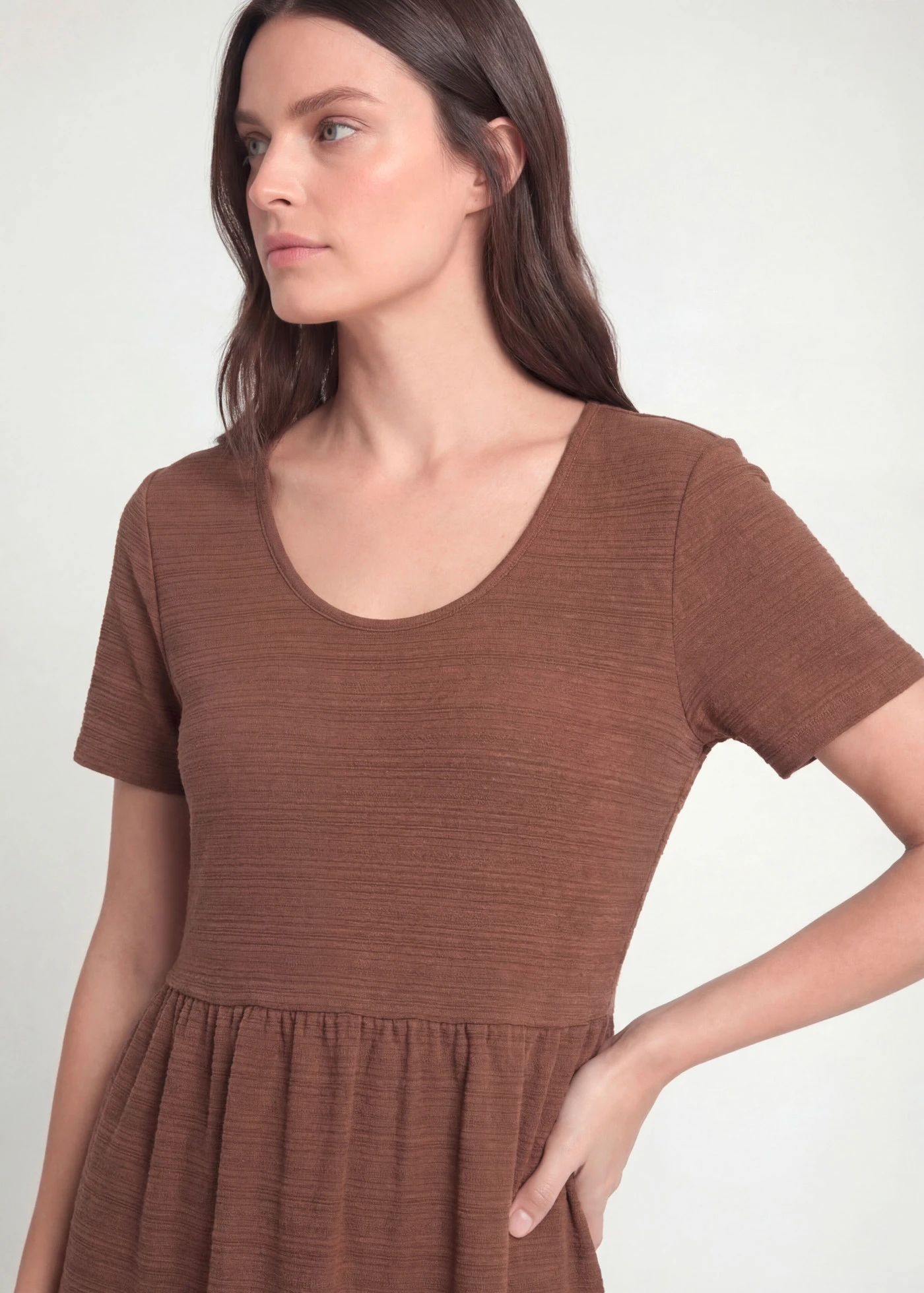 Sukienka T-shirtowa w strukturalny wzór, z mieszanki wiskozy • brązowy • sklep bonprix