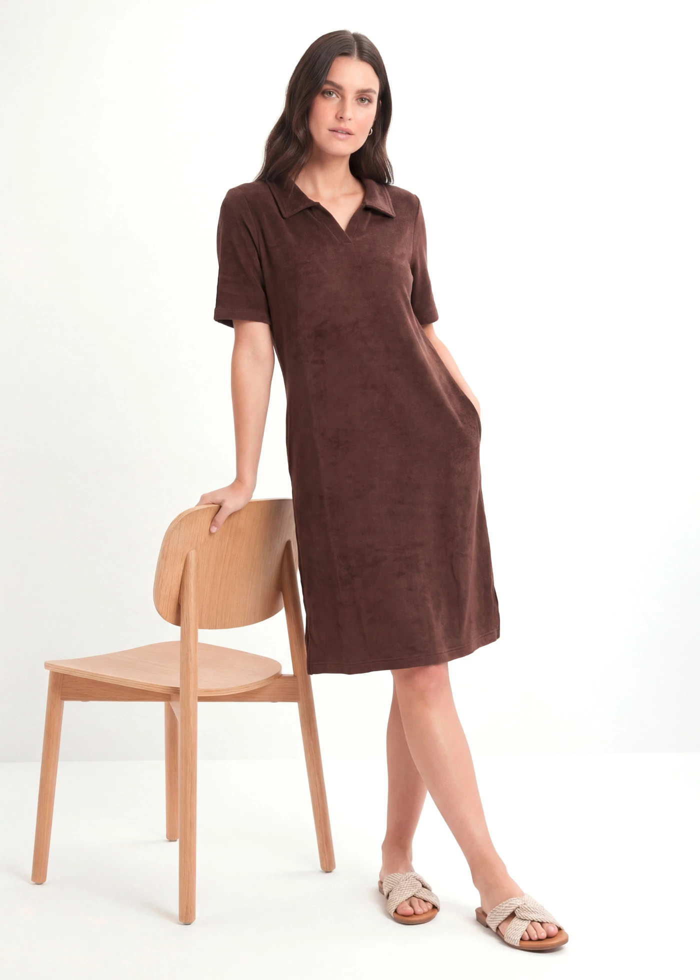 Rochie din frotir până la genunchi, cu guler polo • maro • magazin bonprix