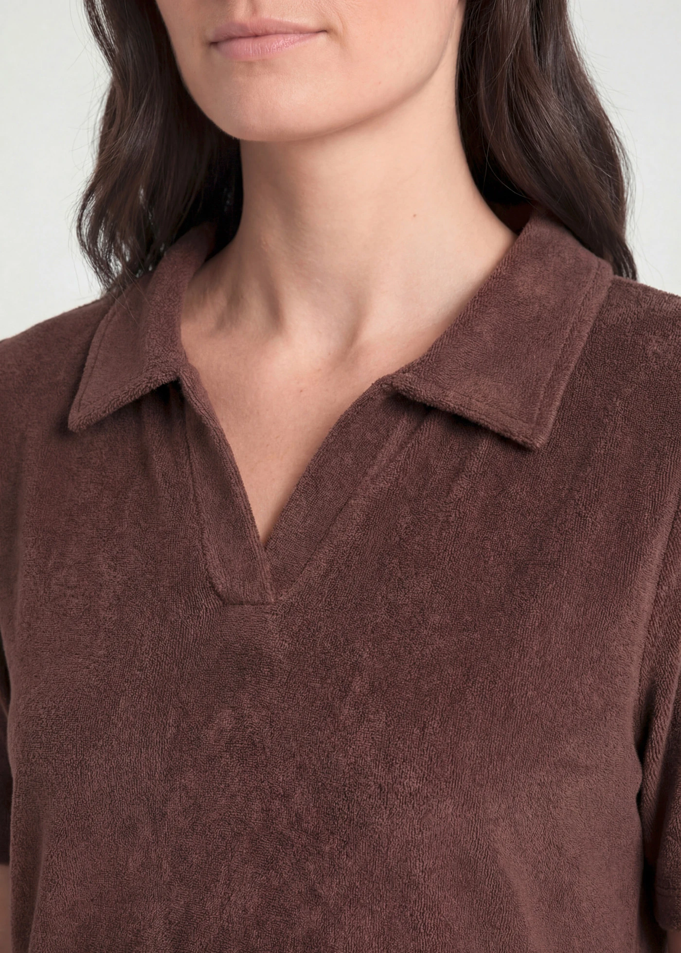 Robe longueur genou en tissu éponge avec col polo • marron • Boutique bonprix