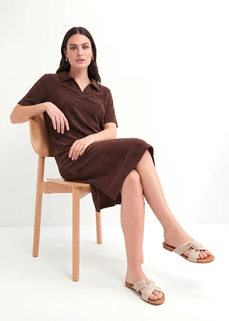 Robe longueur genou en tissu éponge avec col polo • marron • Boutique bonprix