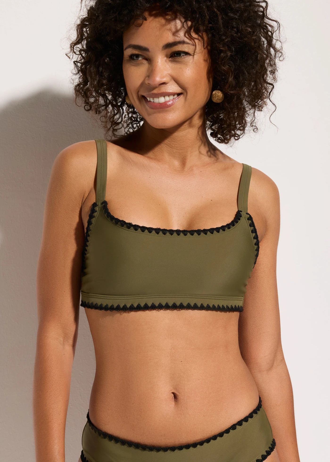 Haut de maillot brassière orné d’une broderie • olive foncé • product-page.page-title-suffix