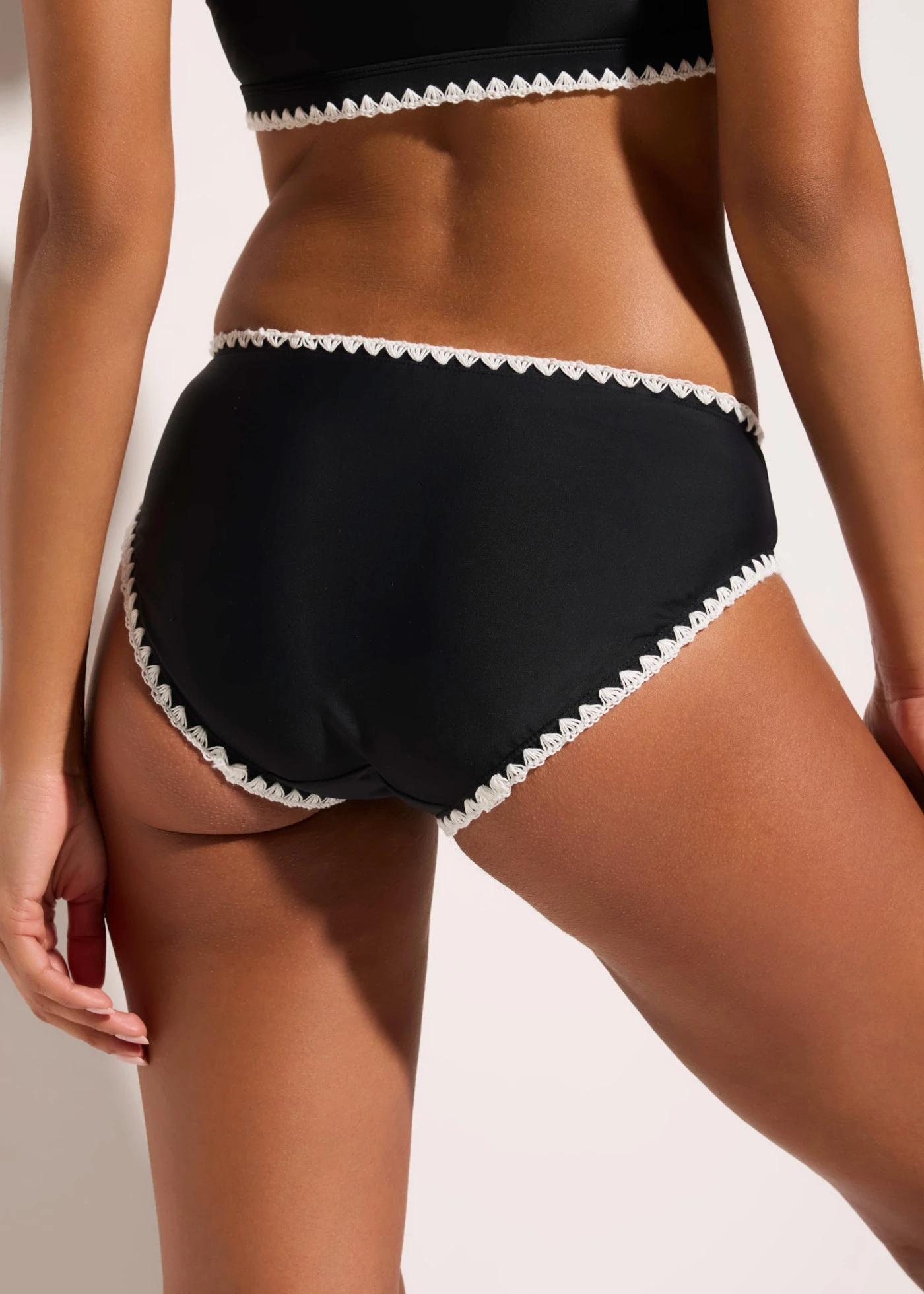 Bikinové nohavičky s výšivkou • čierna • obchod bonprix