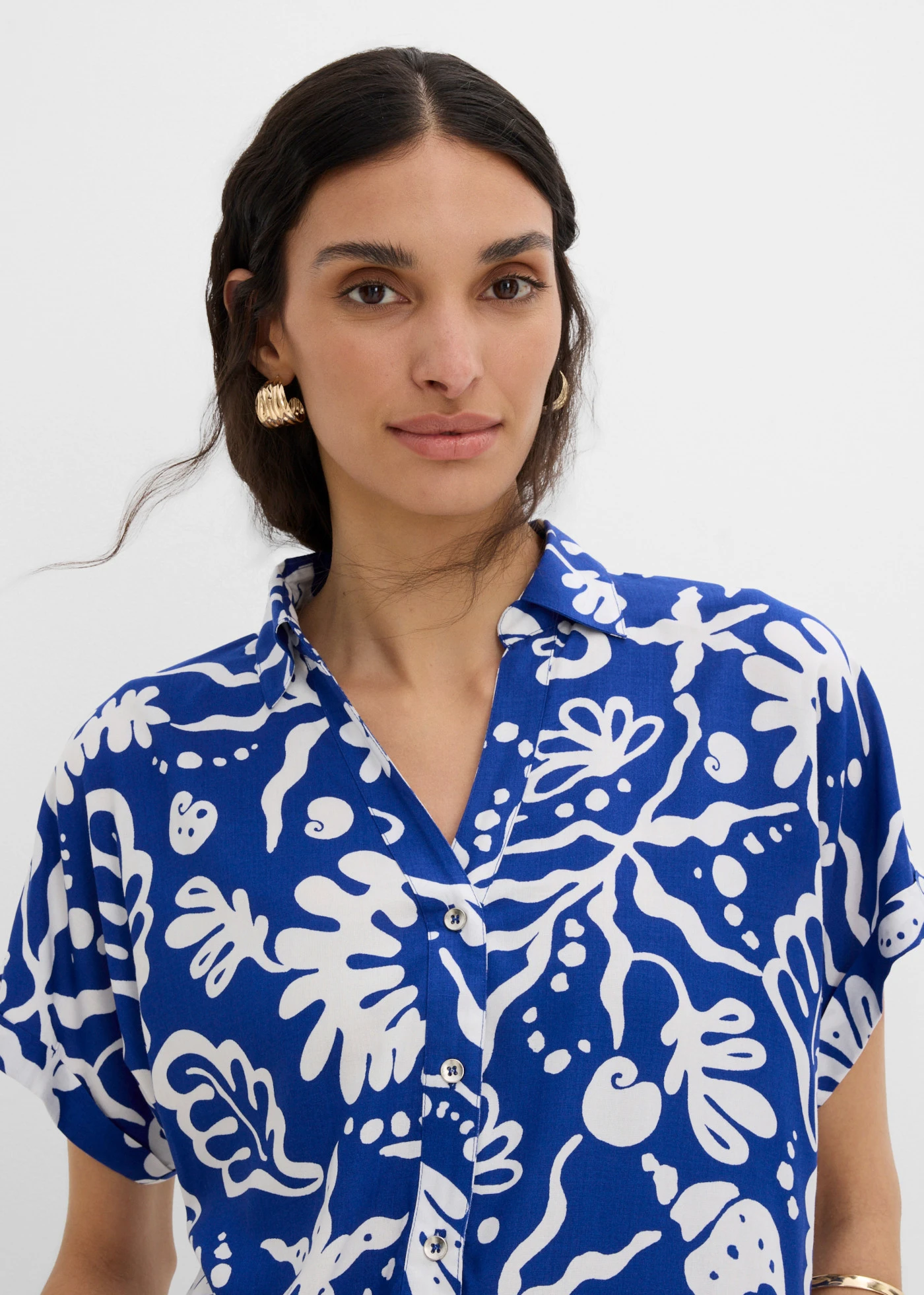 Košeľová blúzka z padavej viskózy • kobaltovo modrá-biela vlna potlačená • obchod bonprix