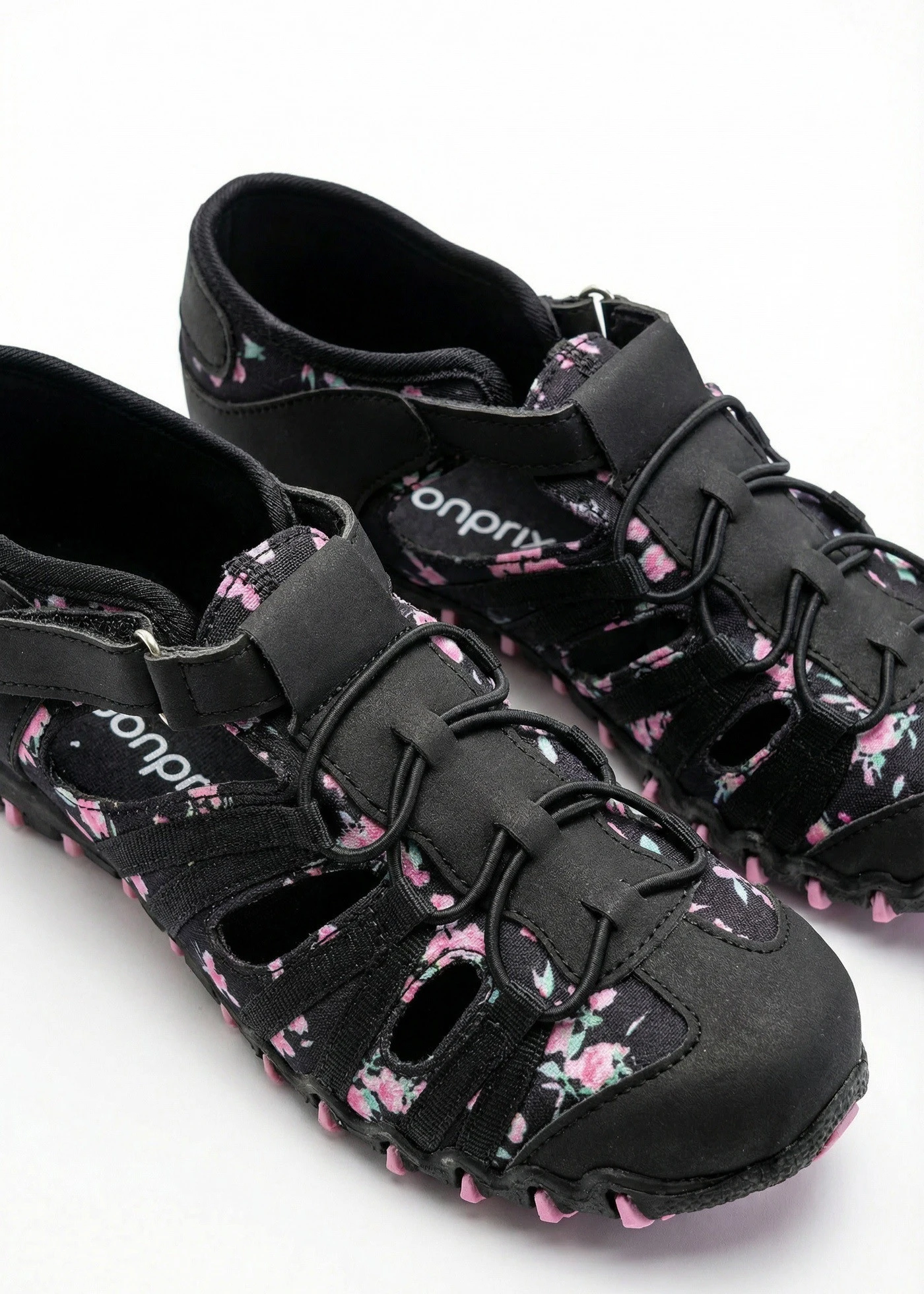 Buty wsuwane na profilowanej podeszwie • czarno-różowy w kwiaty • sklep bonprix