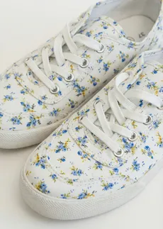 Tennis en toile de coton • blanc/bleu foncé floral • Boutique bonprix