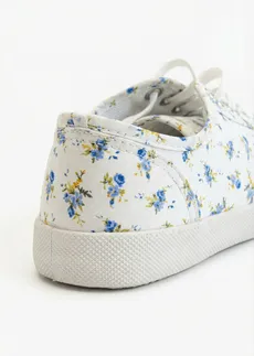 Tennis en toile de coton • blanc/bleu foncé floral • Boutique bonprix
