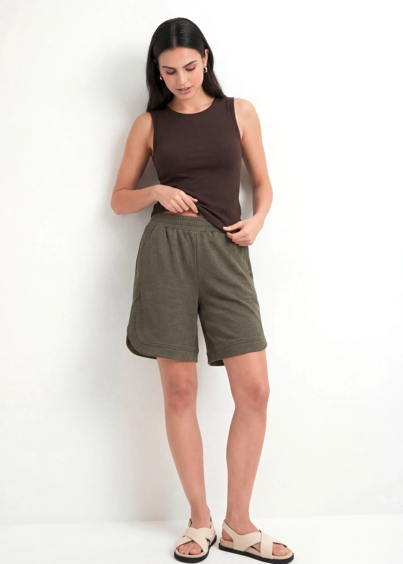 Short large en tissu sweat • olive foncé chiné • Boutique bonprix