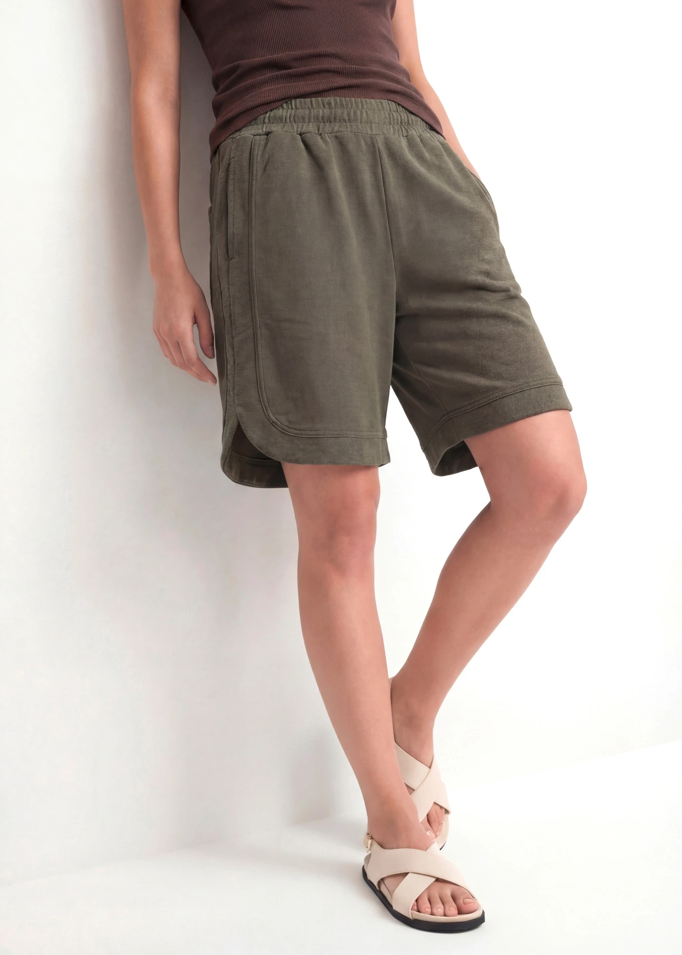 Wijde sweatshort van een katoenmix • donkerolijfgroen gemêleerd • bonprix online shop