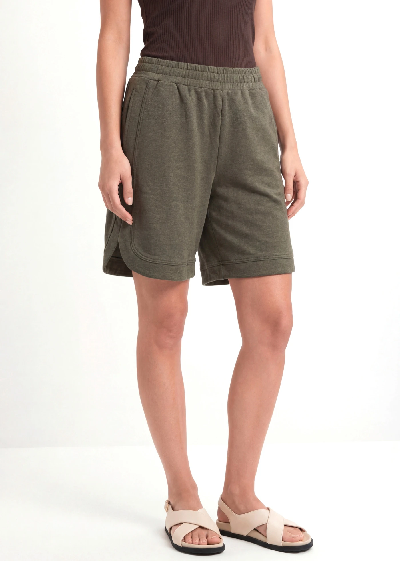 Short large en tissu sweat • olive foncé chiné • Boutique bonprix