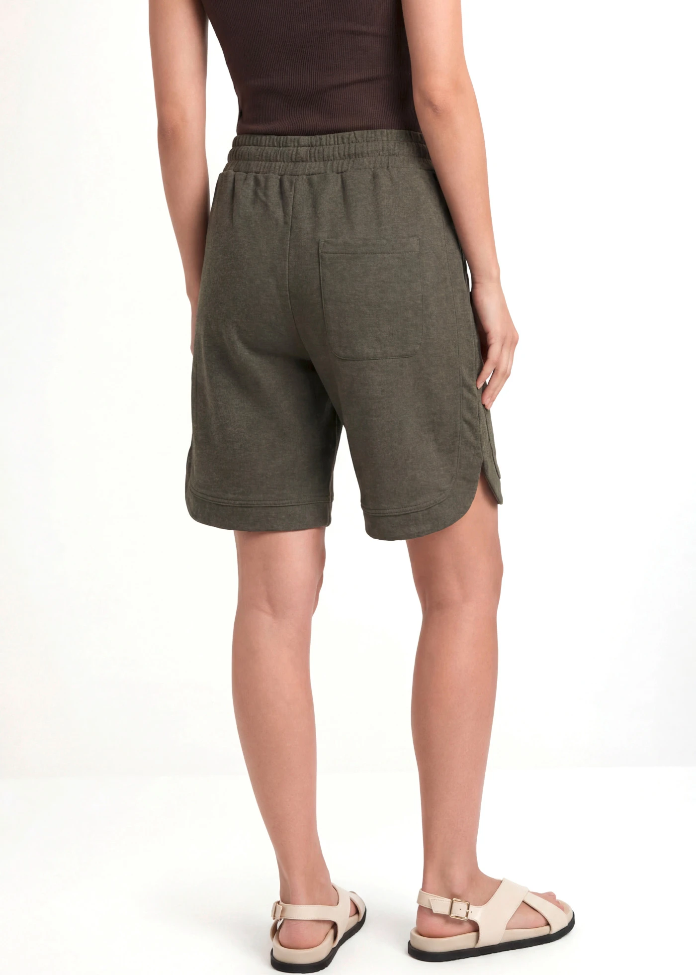 Short large en tissu sweat • olive foncé chiné • Boutique bonprix