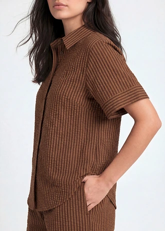 Cămașă-bluză din material seersucker • maro-bej-camel mat dungat vertical • magazin bonprix