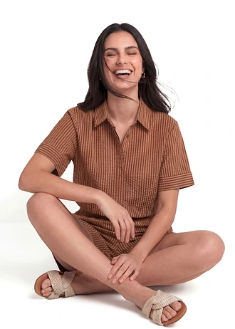 Cămașă-bluză din material seersucker • maro-bej-camel mat dungat vertical • magazin bonprix