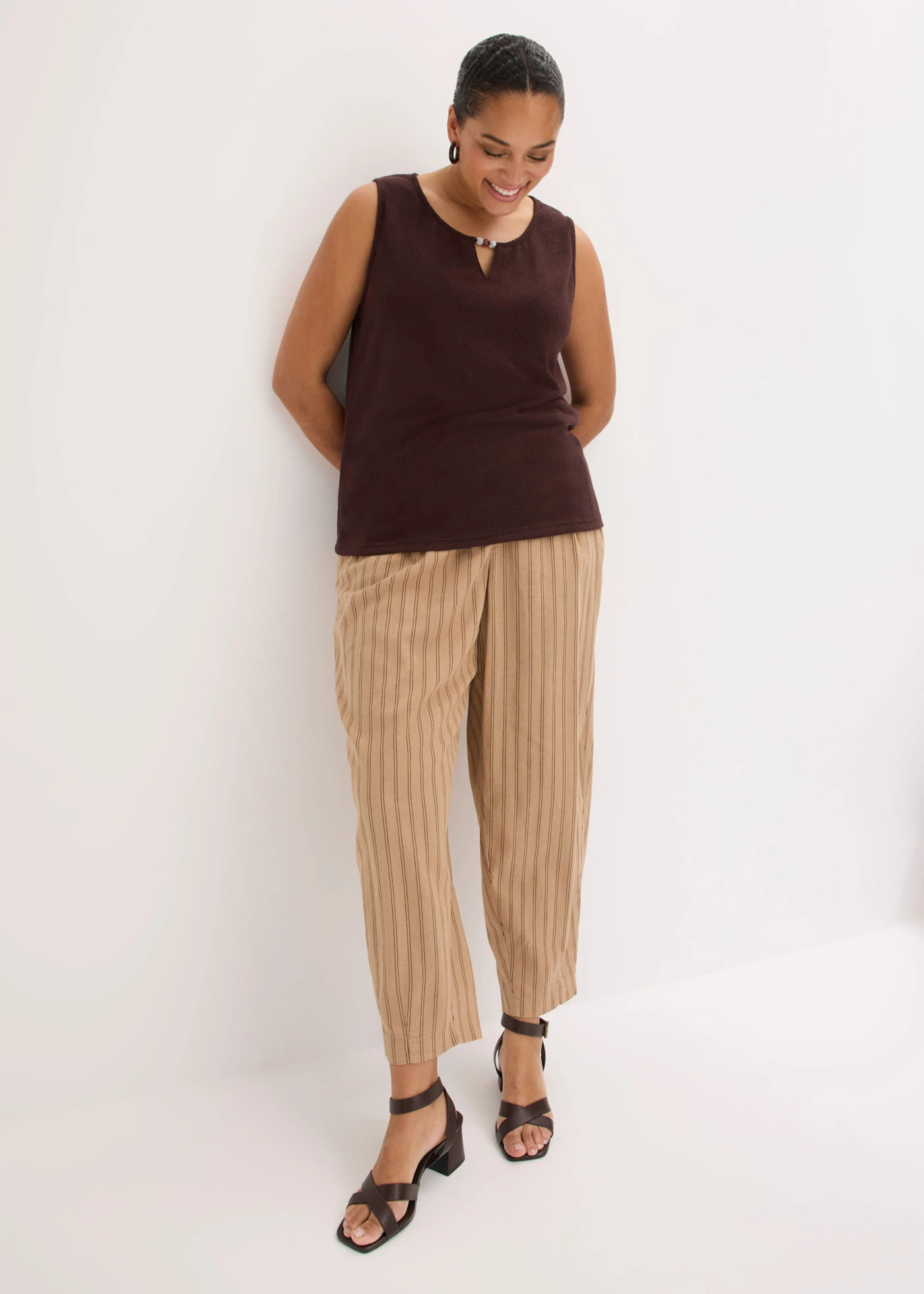 Top en maille à détail perle • marron foncé plus size • Boutique bonprix