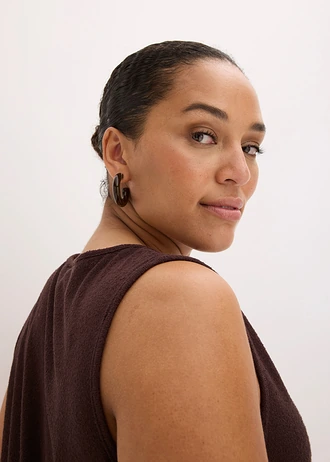 Top en maille à détail perle • marron foncé plus size • Boutique bonprix