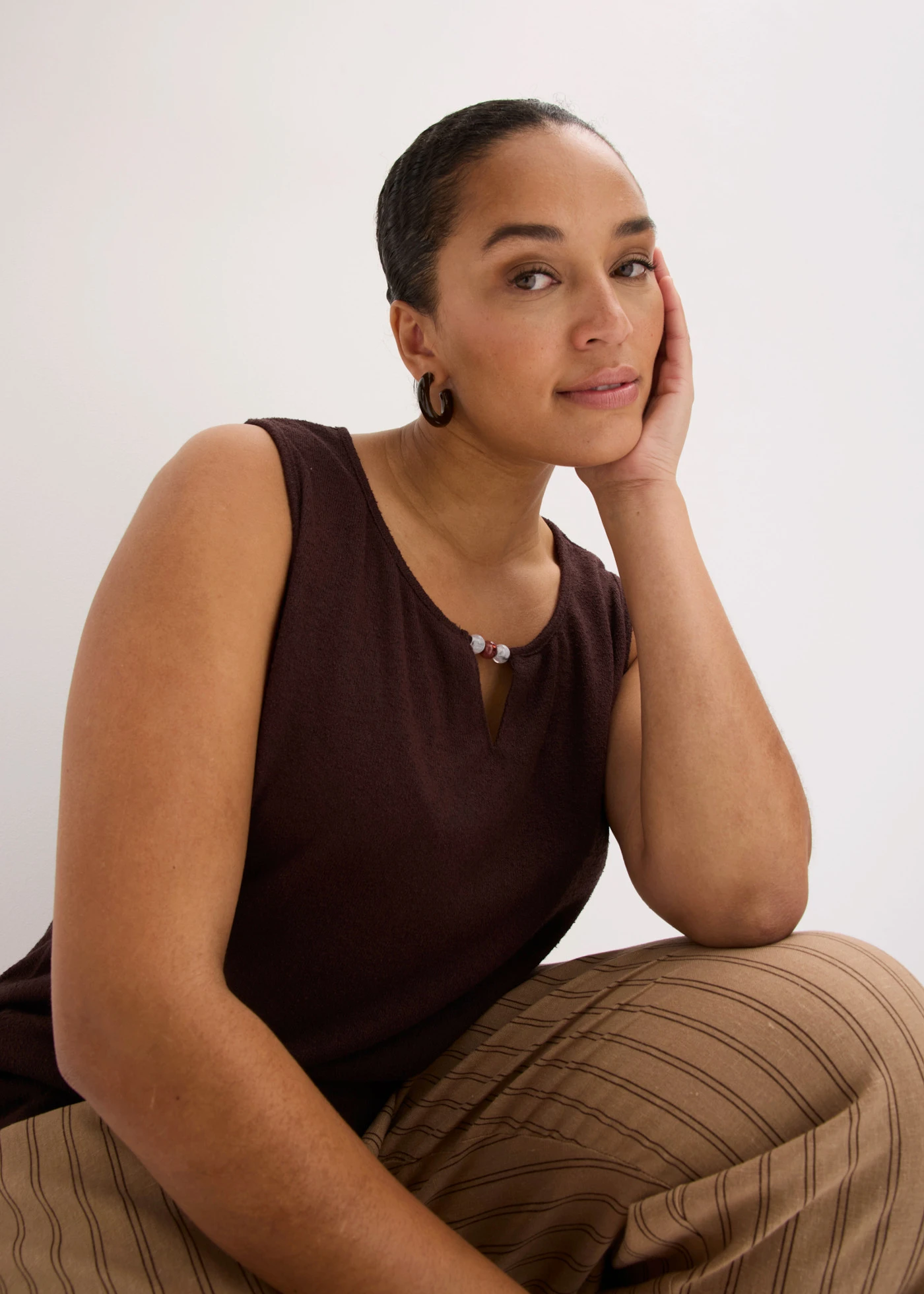 Top en maille à détail perle • marron foncé plus size • Boutique bonprix