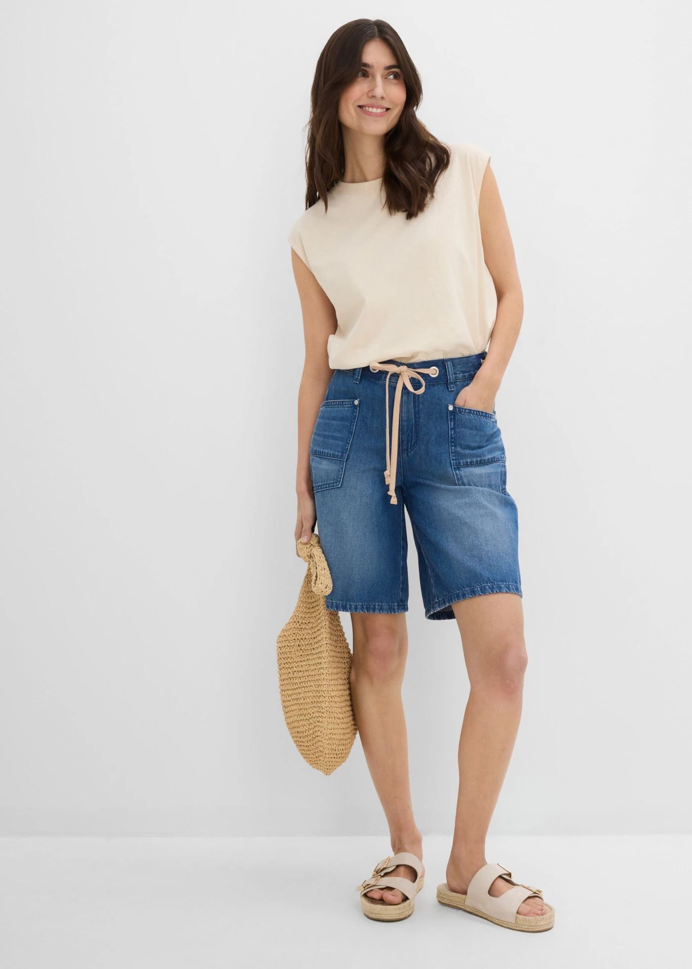 Bermudy jeansowe, mid waist, ze sznurkiem • niebieski denim "used" • sklep bonprix