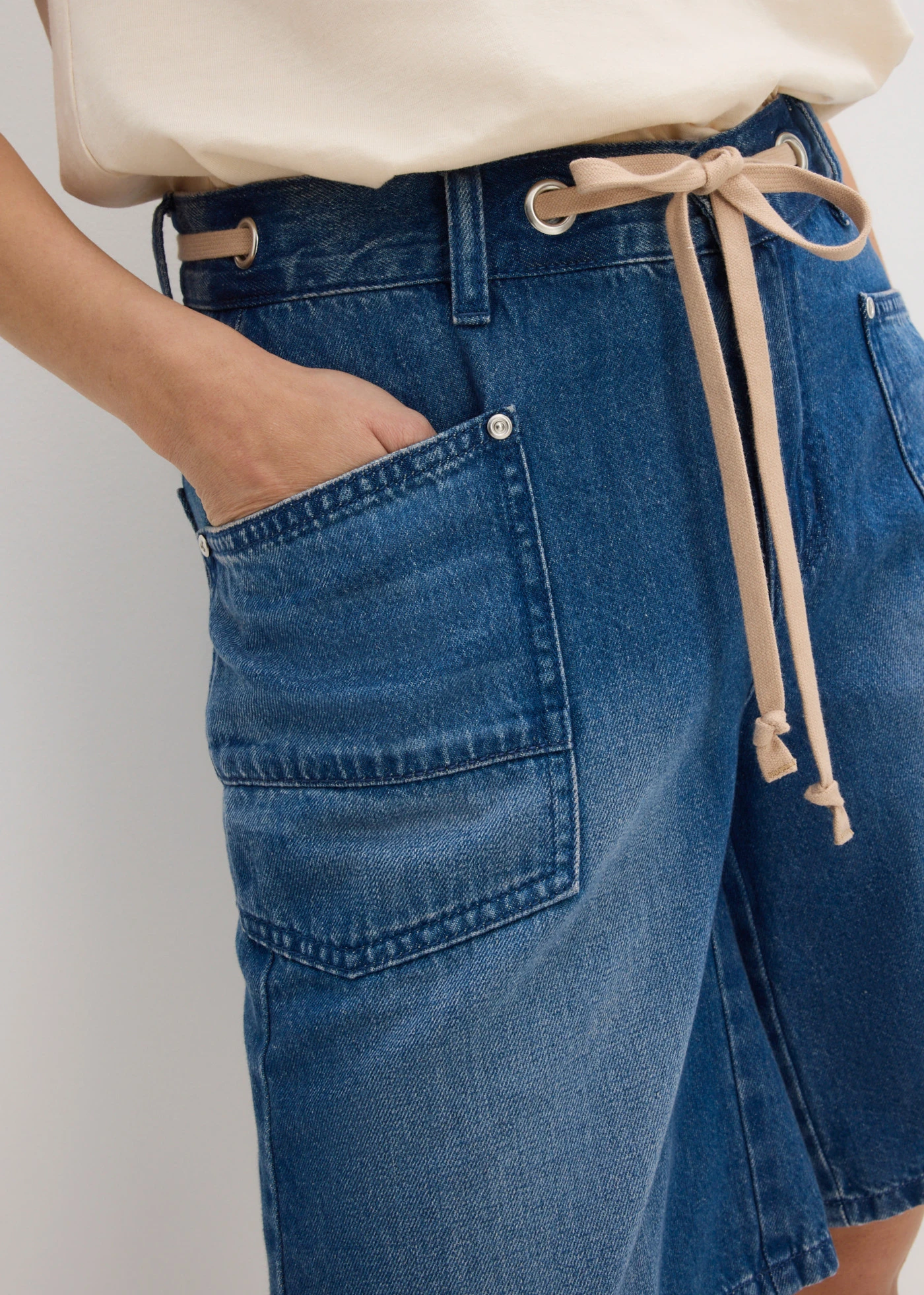 Jeansbermuda mid waist met koordje • blauw denim used • product-page.page-title-suffix