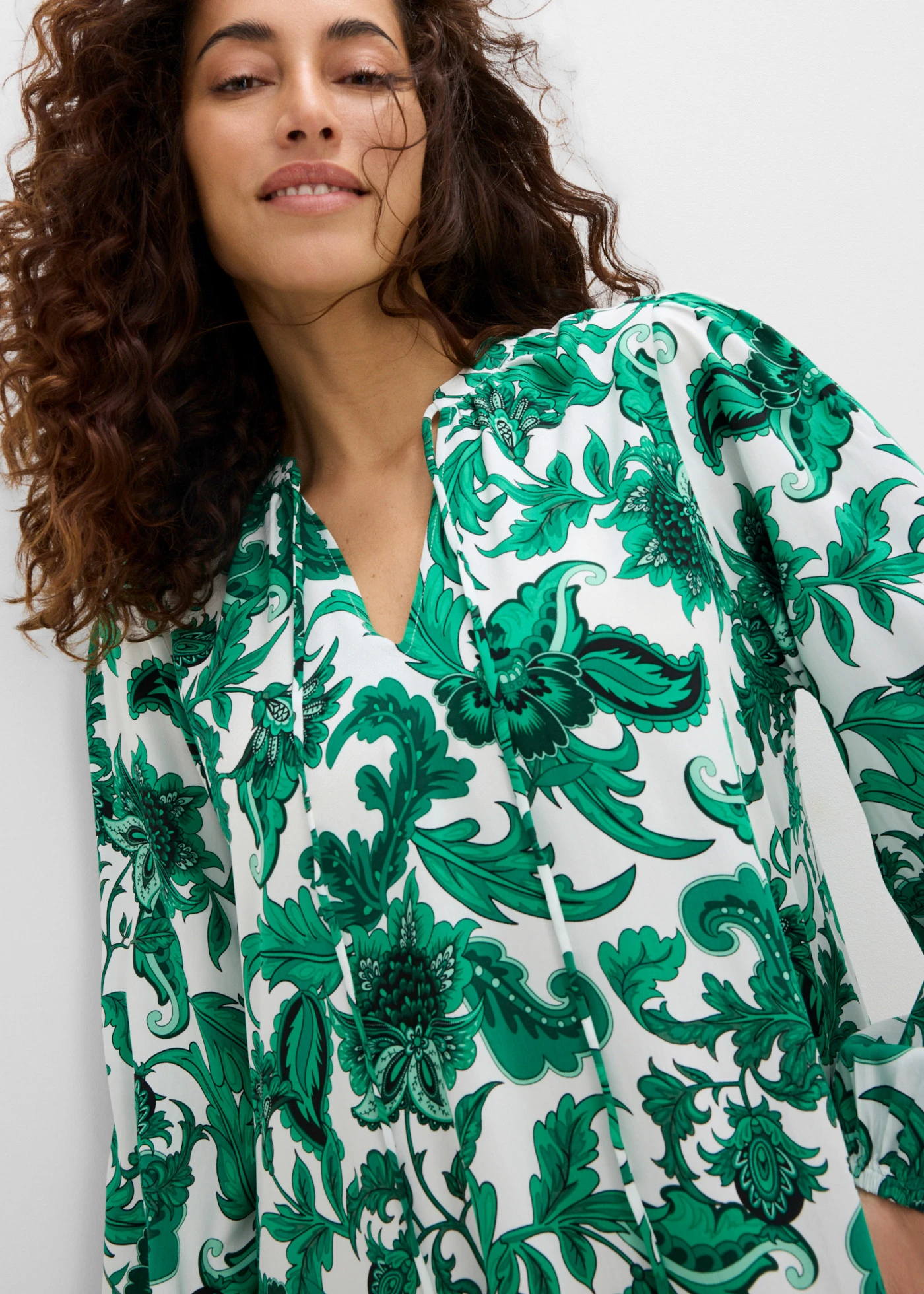 Rochie-tunică din viscoză fluidă • verde-nestemată-ecru floral • magazin bonprix