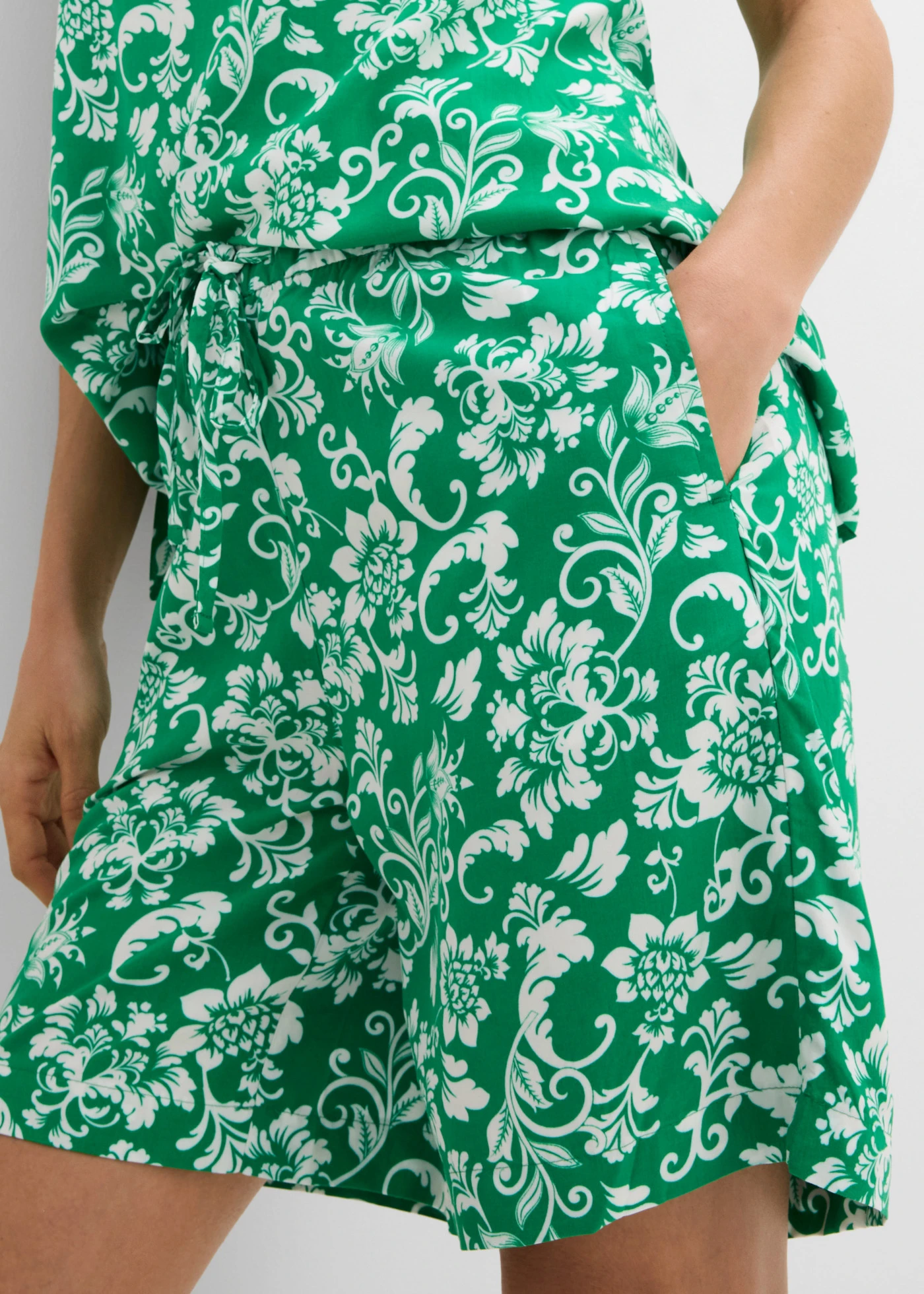 Short van soepele viscose • edelsteengroen-wolwit gebloemd • product-page.page-title-suffix