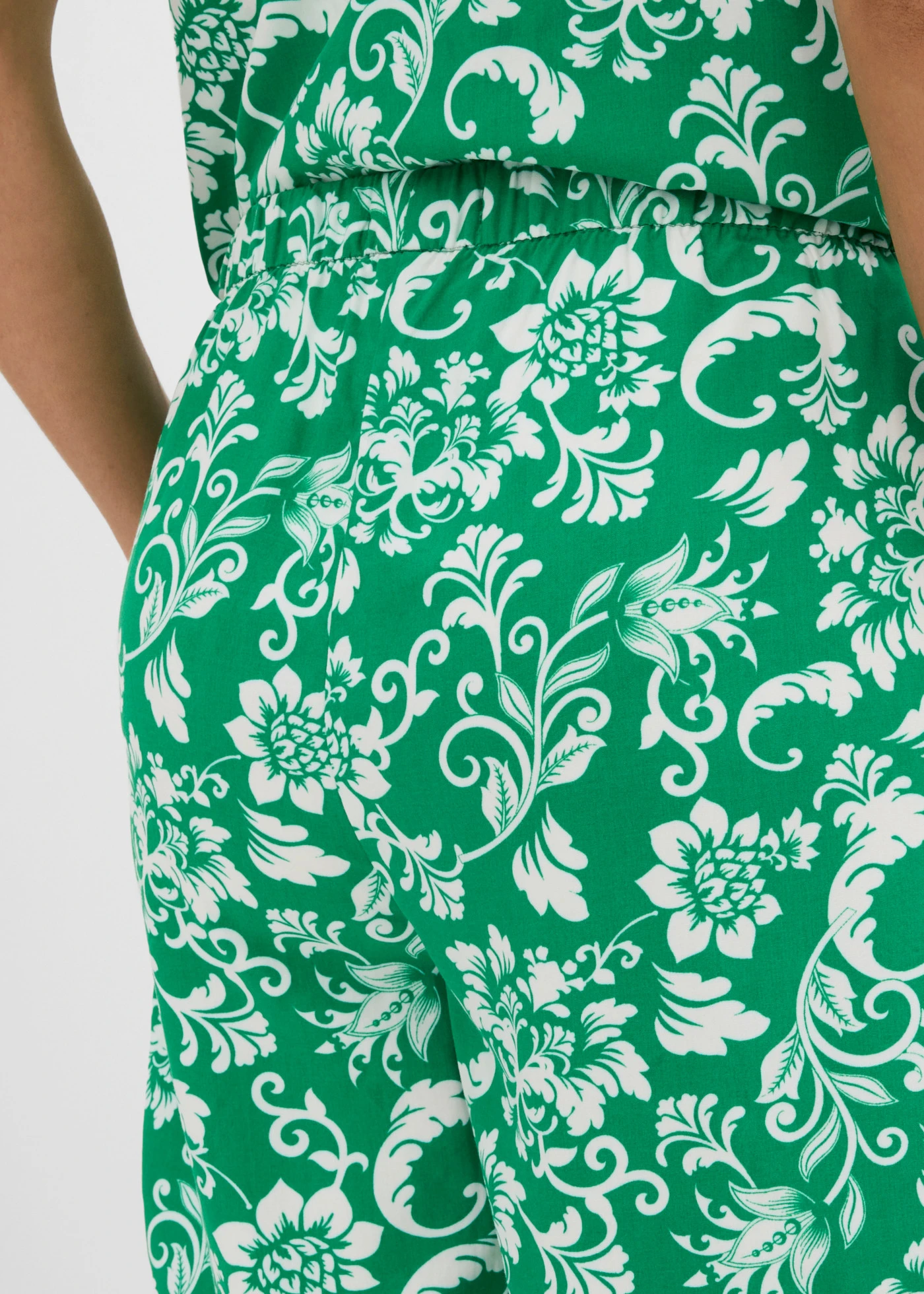 Short van soepele viscose • edelsteengroen-wolwit gebloemd • product-page.page-title-suffix