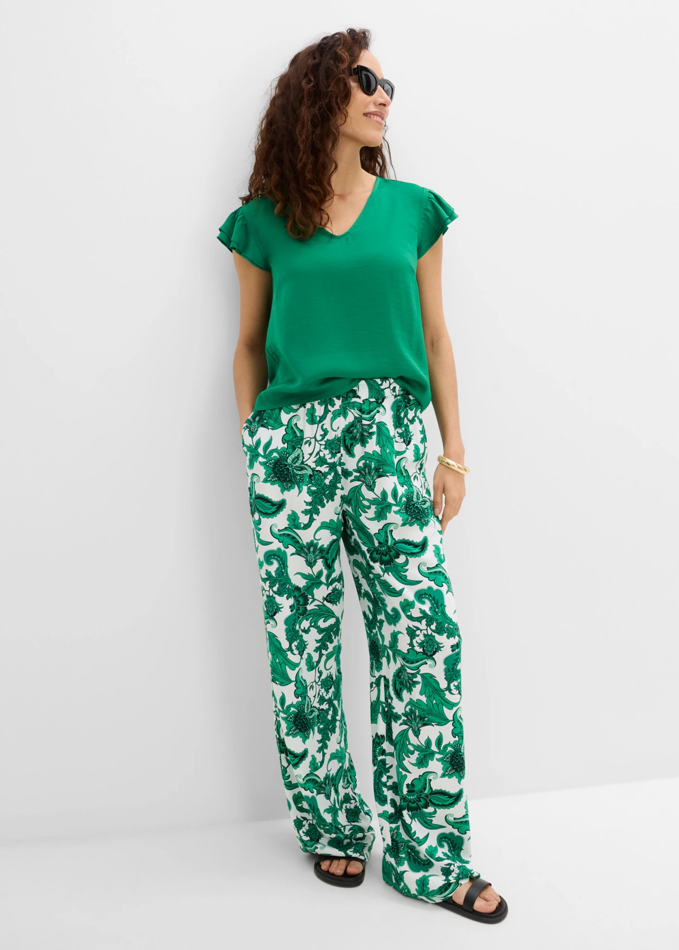 Blouse met volants • edelsteengroen • product-page.page-title-suffix