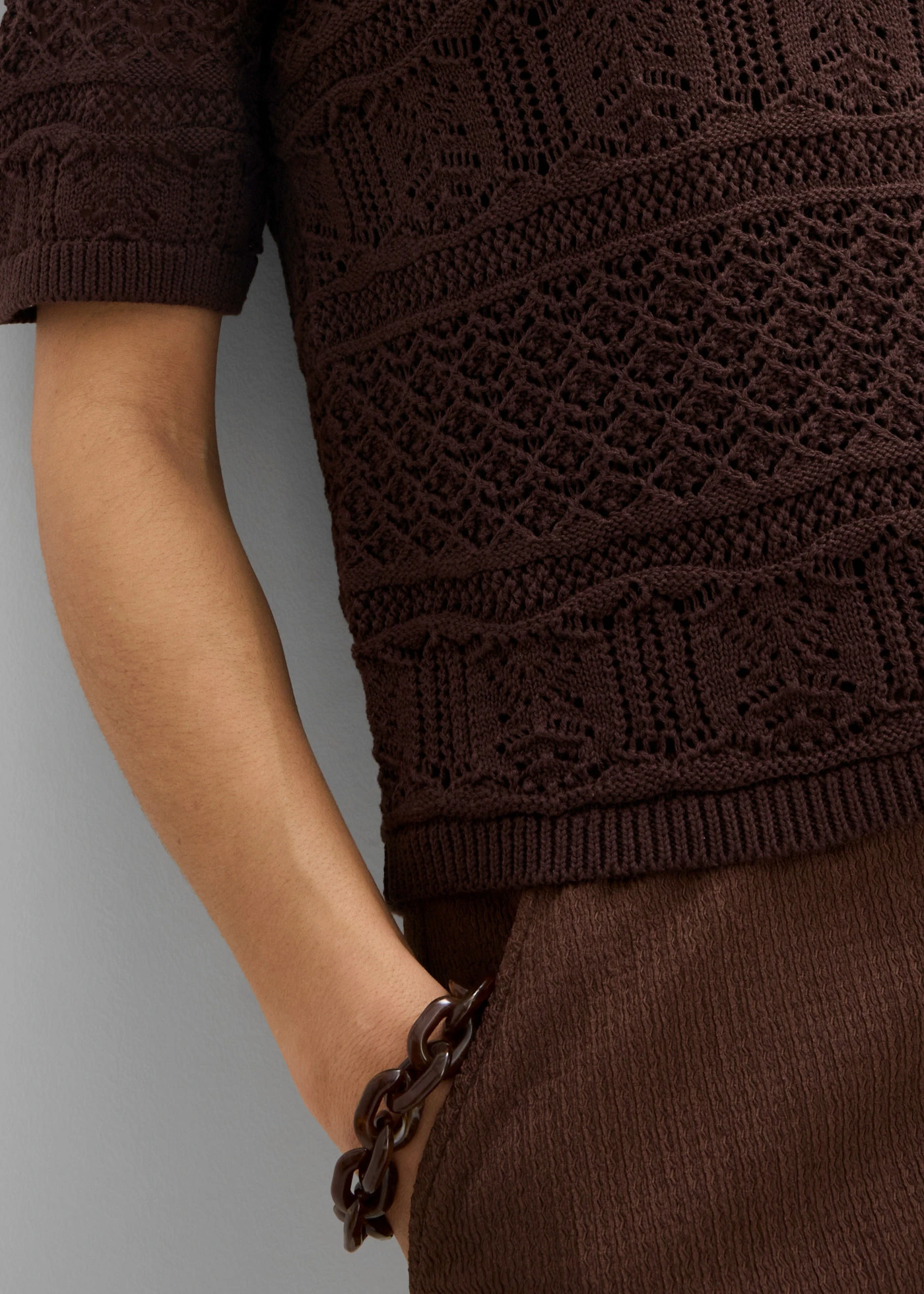 Sweter ażurowy z kołnierzykiem polo, z domieszką bawełny • ciemnobrązowy • sklep bonprix