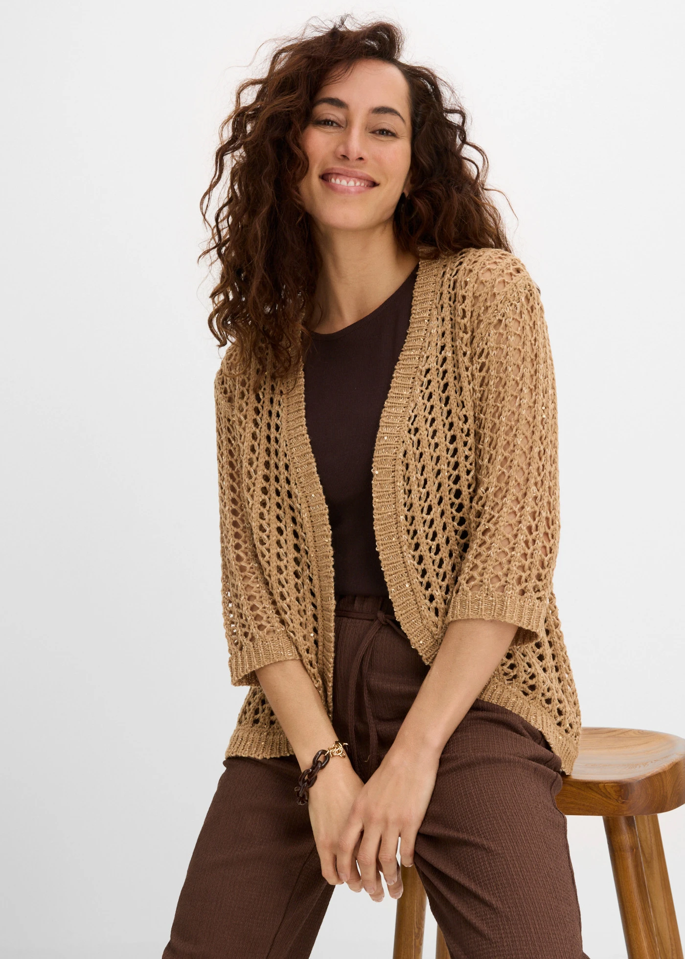 Gilet en maille ajourée avec sequins • camel mat • product-page.page-title-suffix