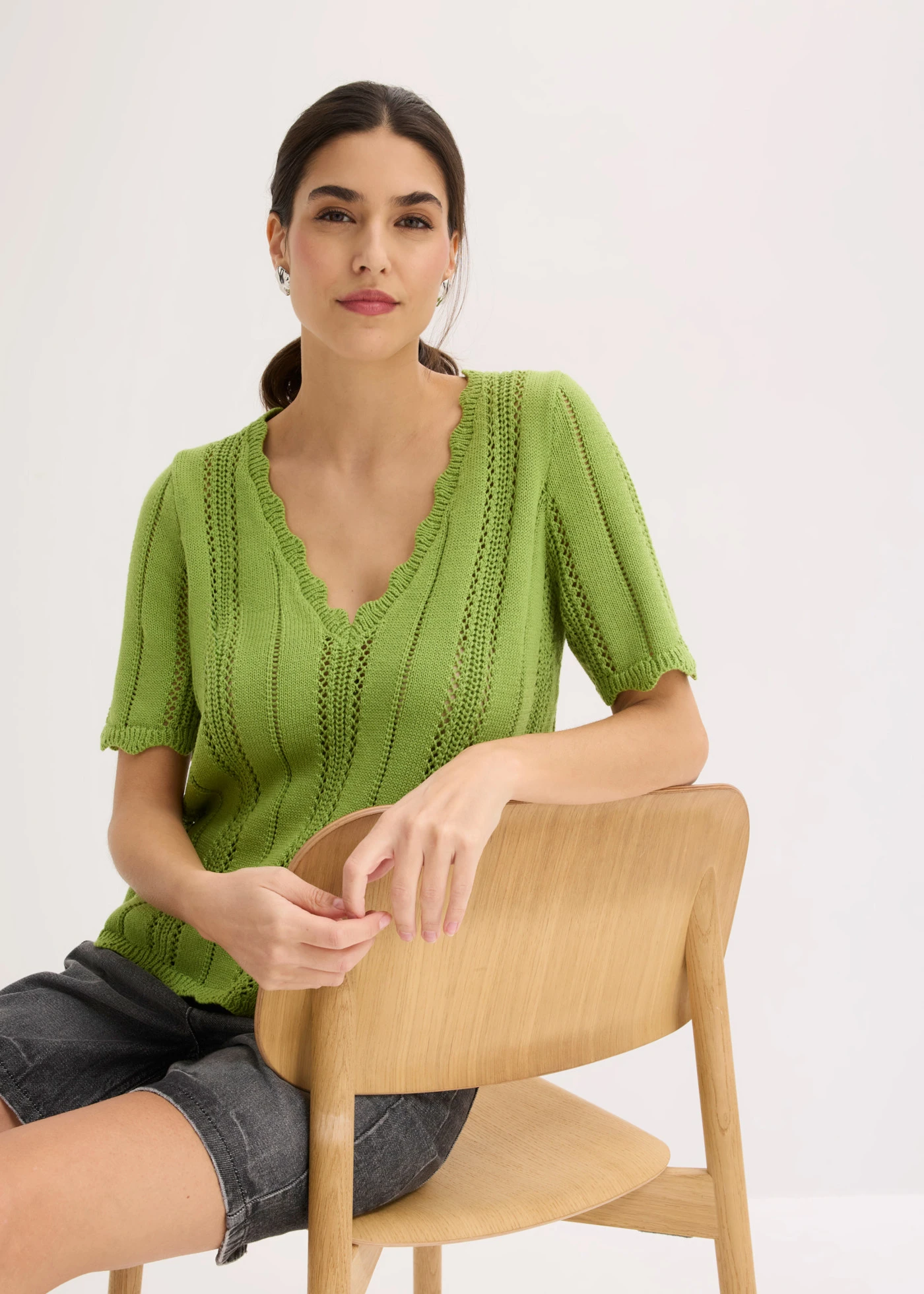 Gebreid shirt met diepe halslijn • edelsteengroen • product-page.page-title-suffix