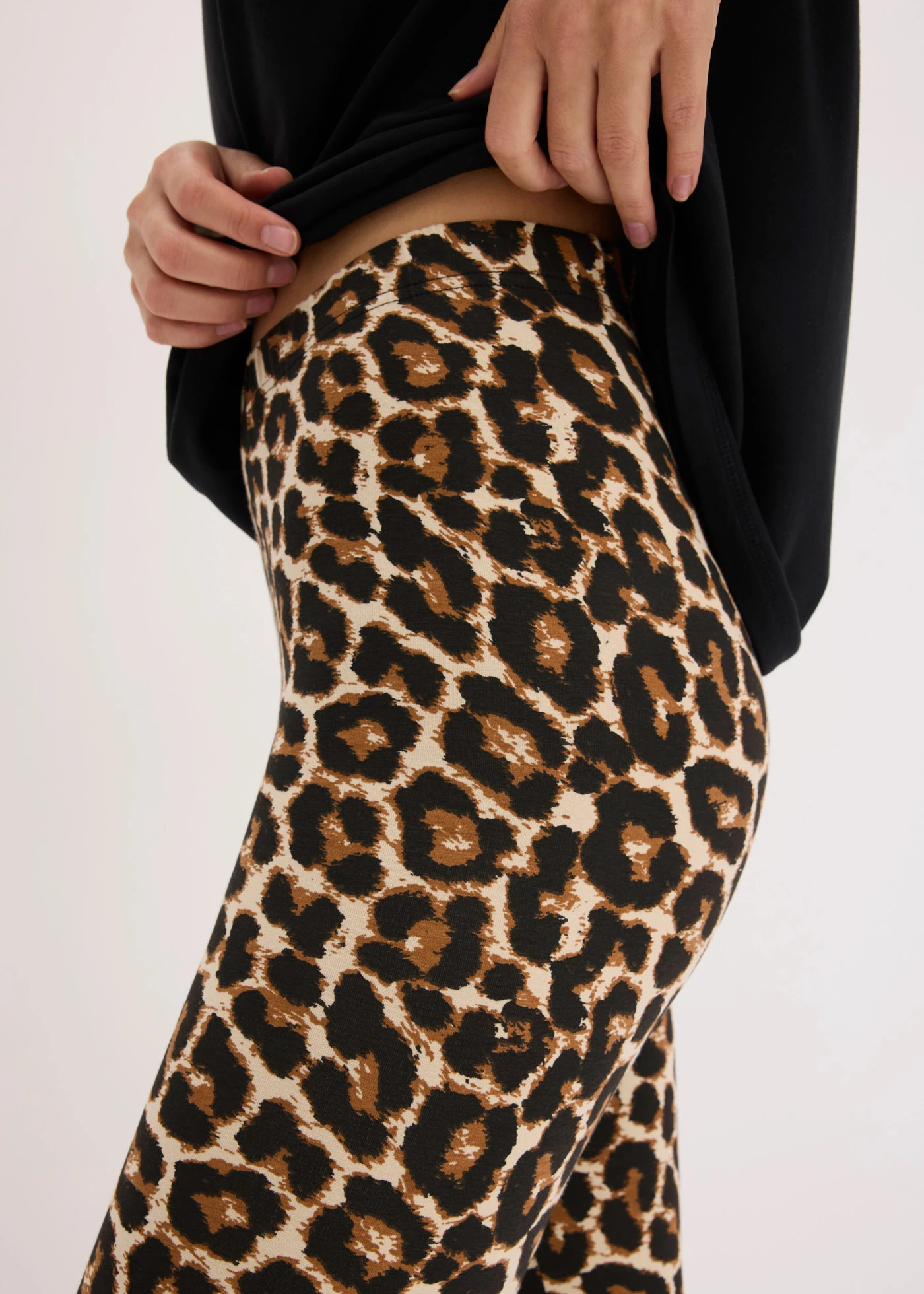 Legginsy rybaczki z koronką • jasny piaskowy w panterkę • sklep bonprix