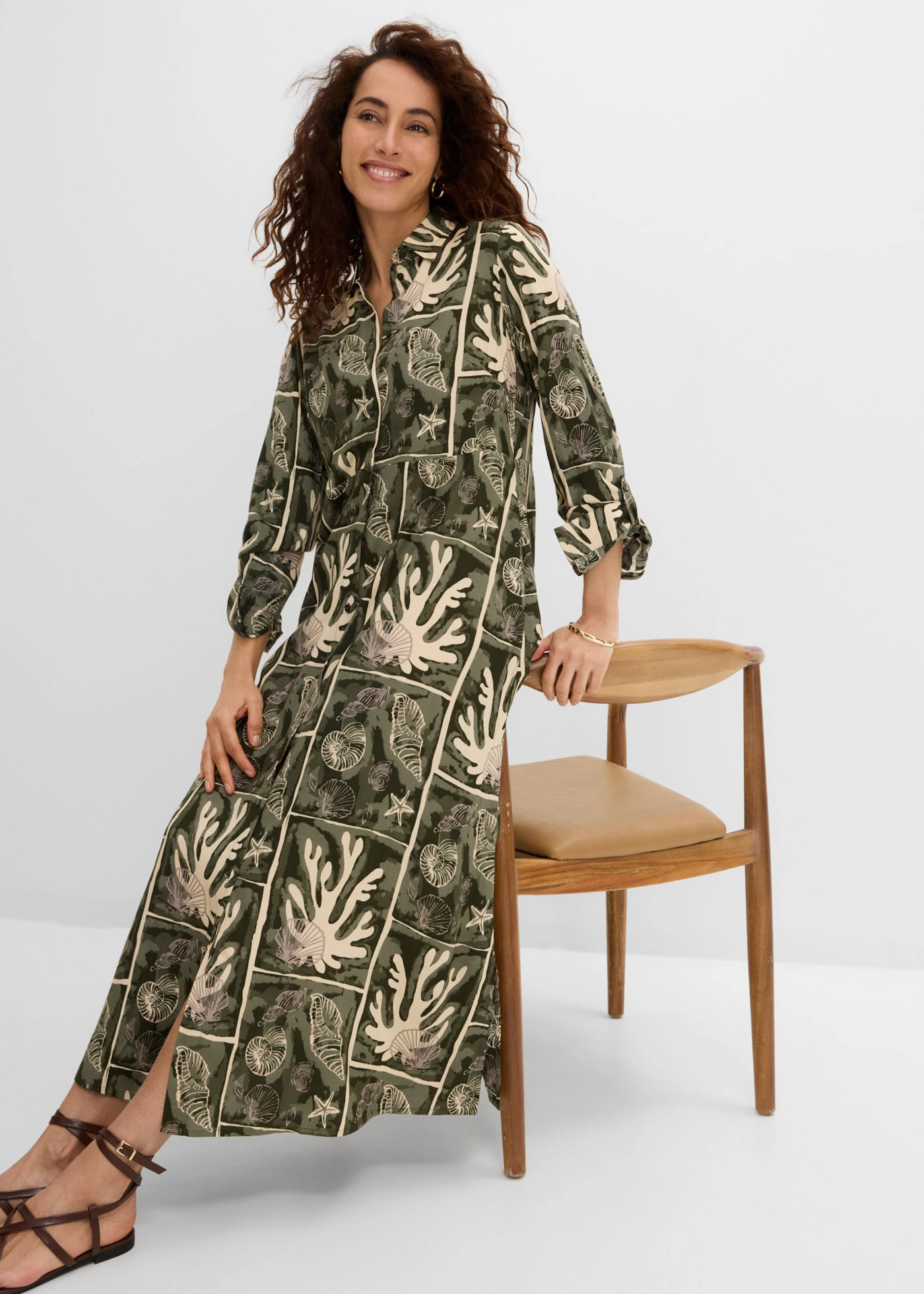Rochie cămașă din viscoză fluidă • bej-prund-verde închis cu imprimeu • magazin bonprix